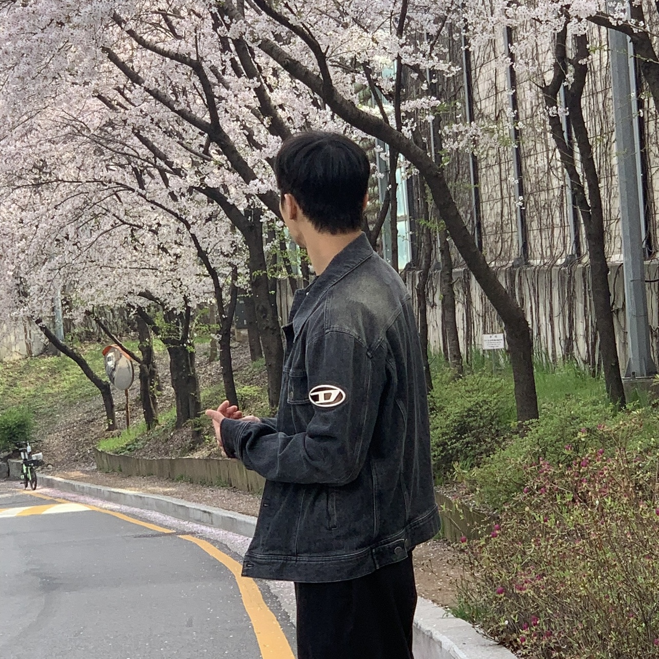 Diesel D-Barcy-Fsc Regular-Fit Denim Jacket with Plaque Black Dark Grey, The North Face Big Shot Black 착용 스타일 - 2