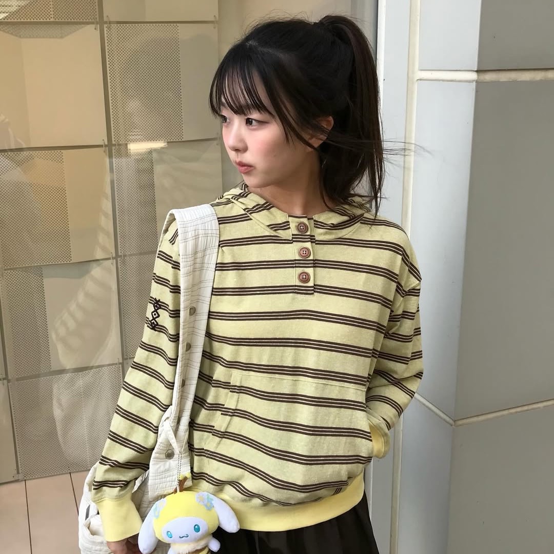 MAINBOOTH Cookie Stripe Hood T-shirt YELLOW 착용 스타일 - 3