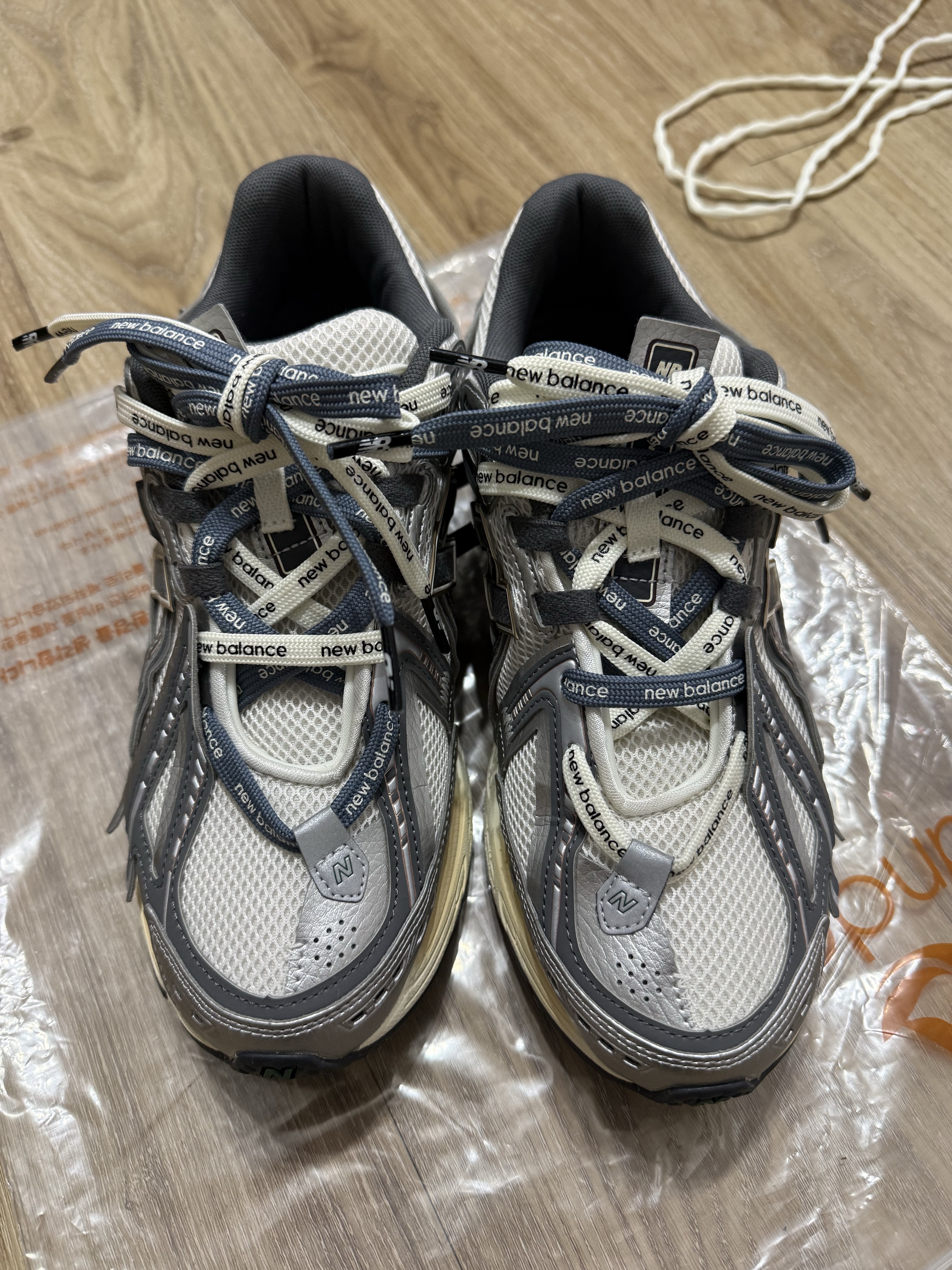 New Balance 1906A Silver Metallic Castlerock 착용 스타일