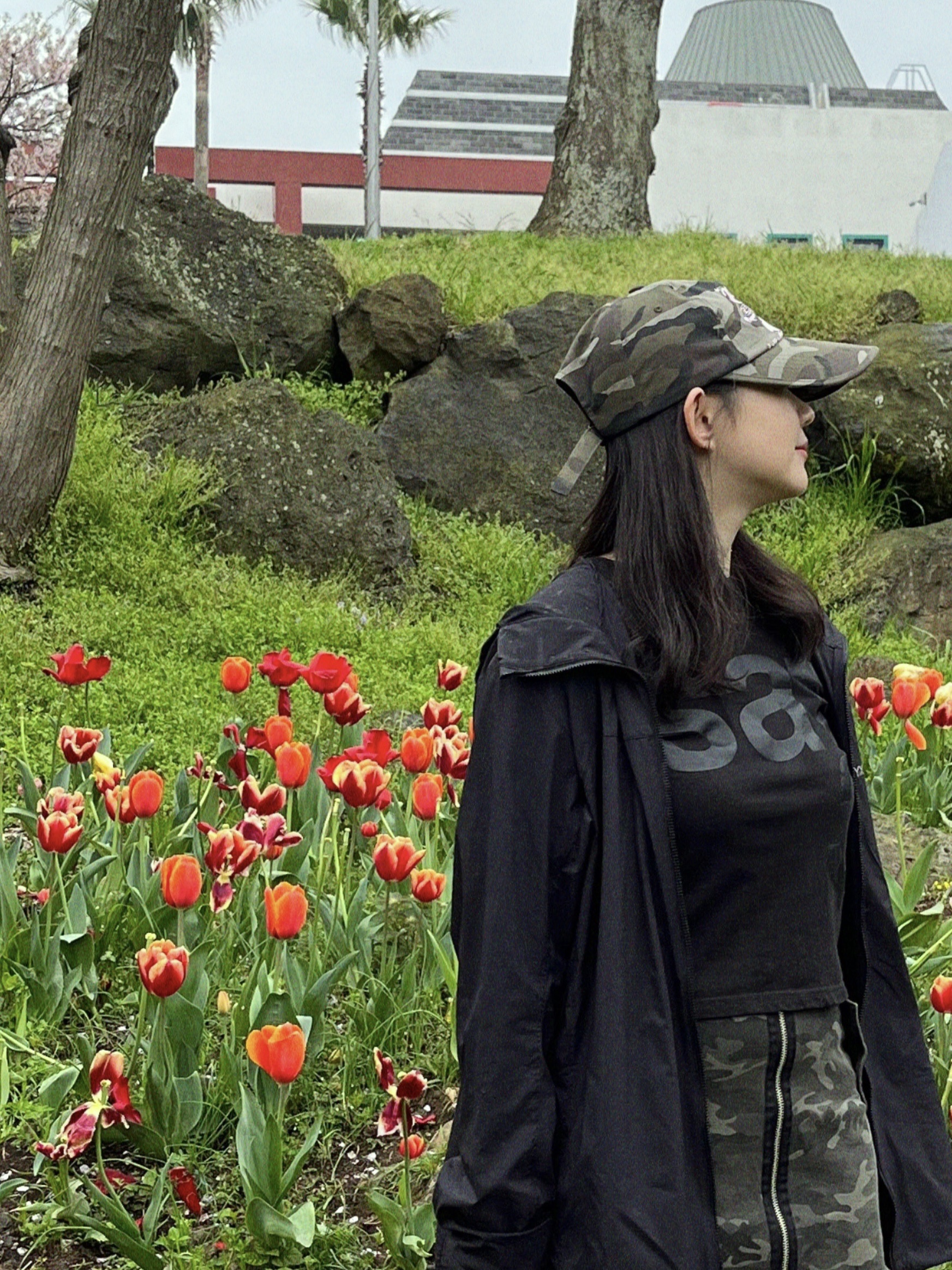 [KREAM 단독] Safarispot Women 1/2 Basic Safari LS T-Shirt Black, Arc'teryx Squamish Hoody Black 착용 스타일 - 4