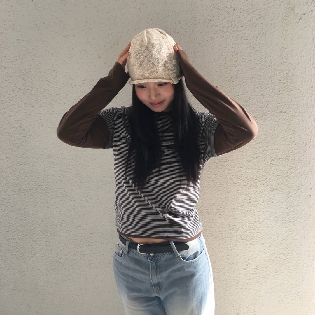 MAINBOOTH Button Turban Beanie IVORY, MAINBOOTH Layered Border T-shirt BROWN 착용 스타일 - 2