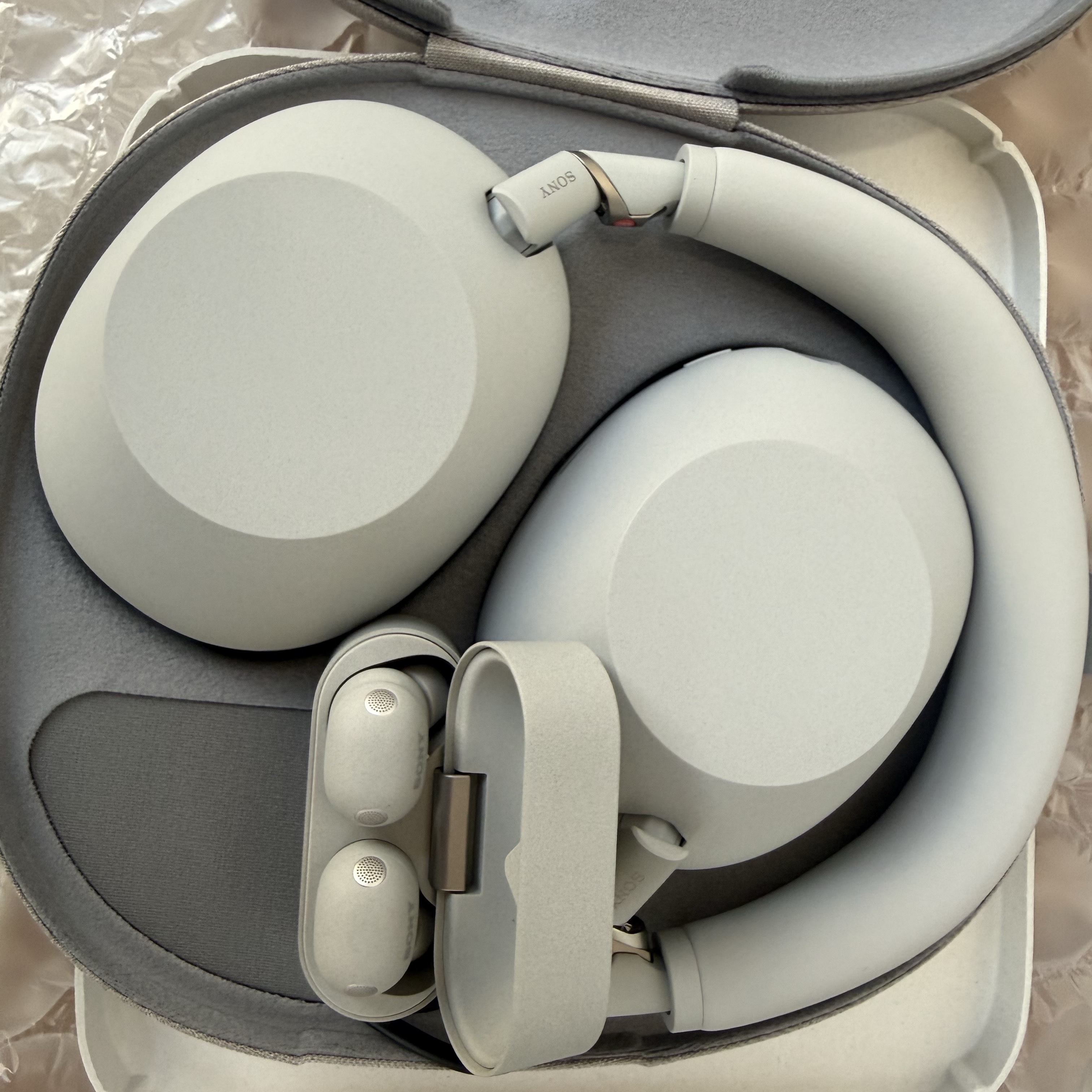Sony WH-1000XM6 Platinum Silver (Korean Ver.) 착용 스타일
