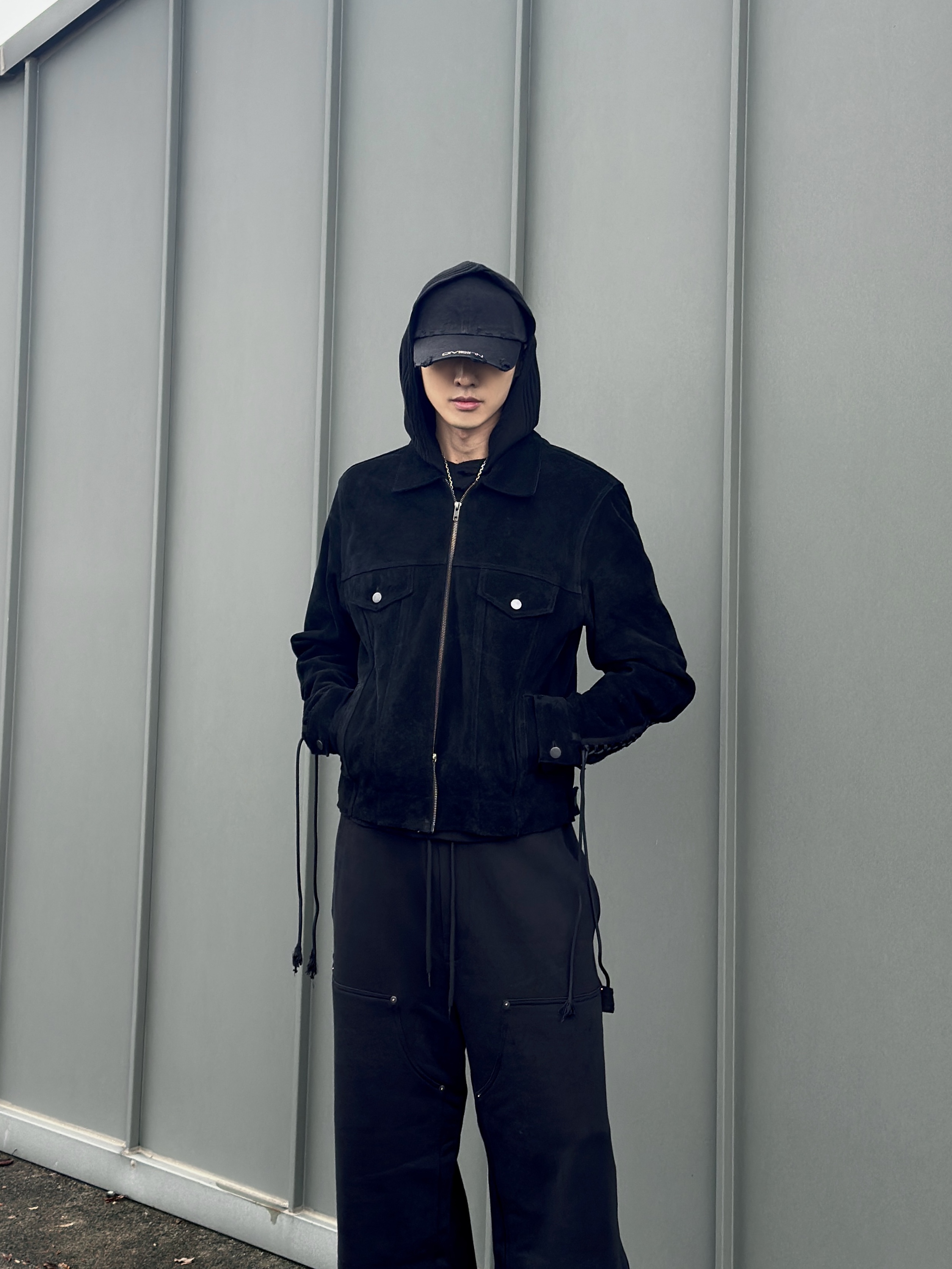 Civision by CSC Distressed Plain Cap, Undermycar Embroidered Suede Trucker Jacket Black 착용 스타일 - 3