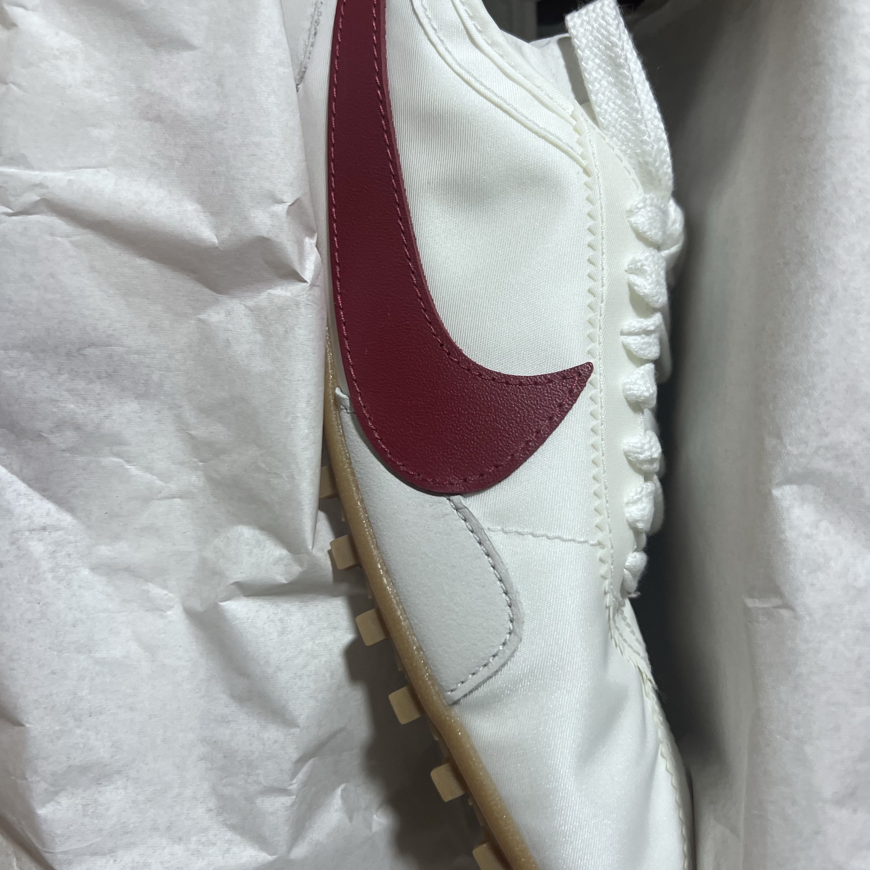 (W) Nike Moon Shoe Summit White Team Crimson 착용 스타일