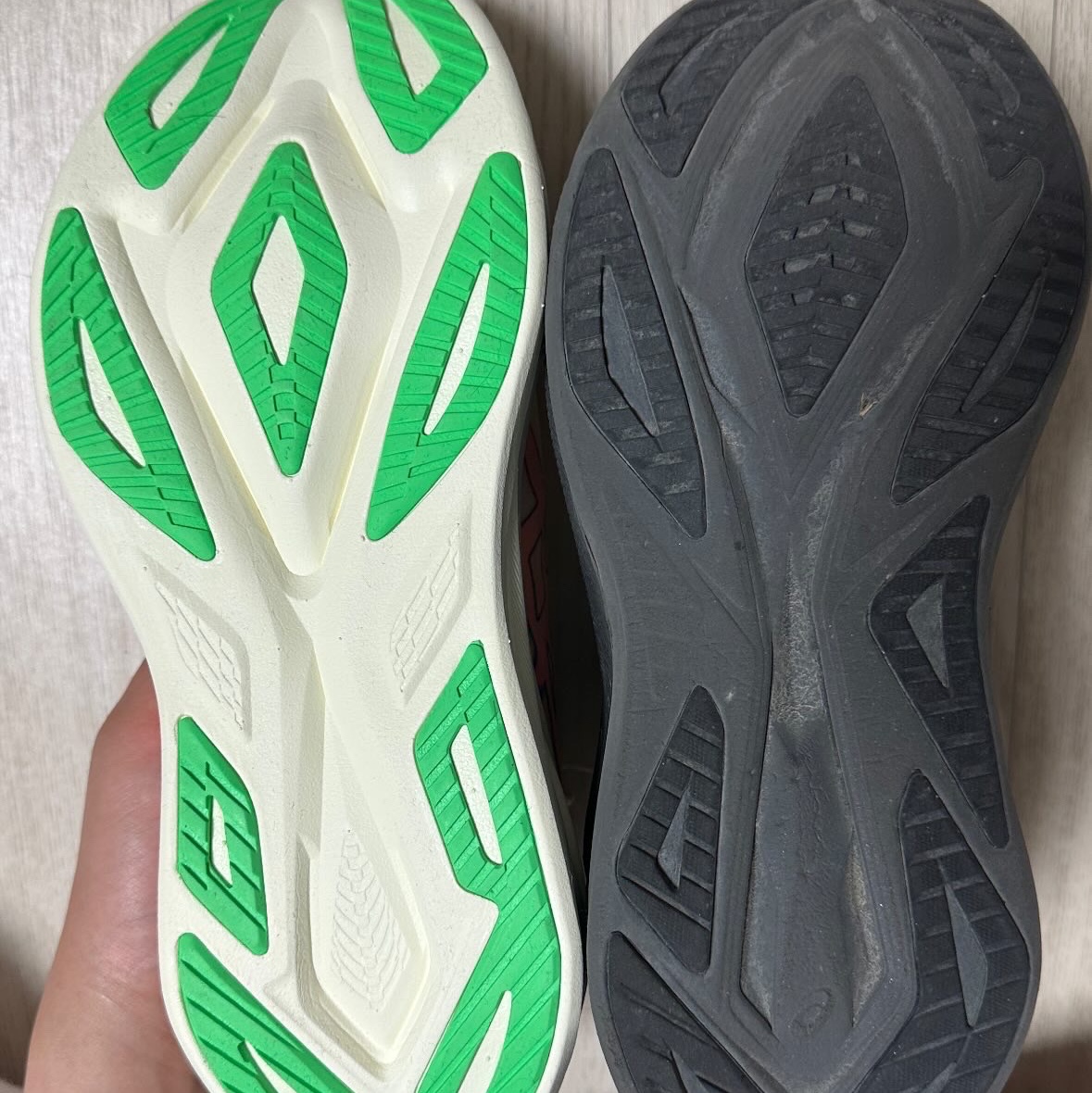 Asics Superblast 3 Seashell Sun Coral, Asics Superblast 2 Black White 착용 스타일 - 4