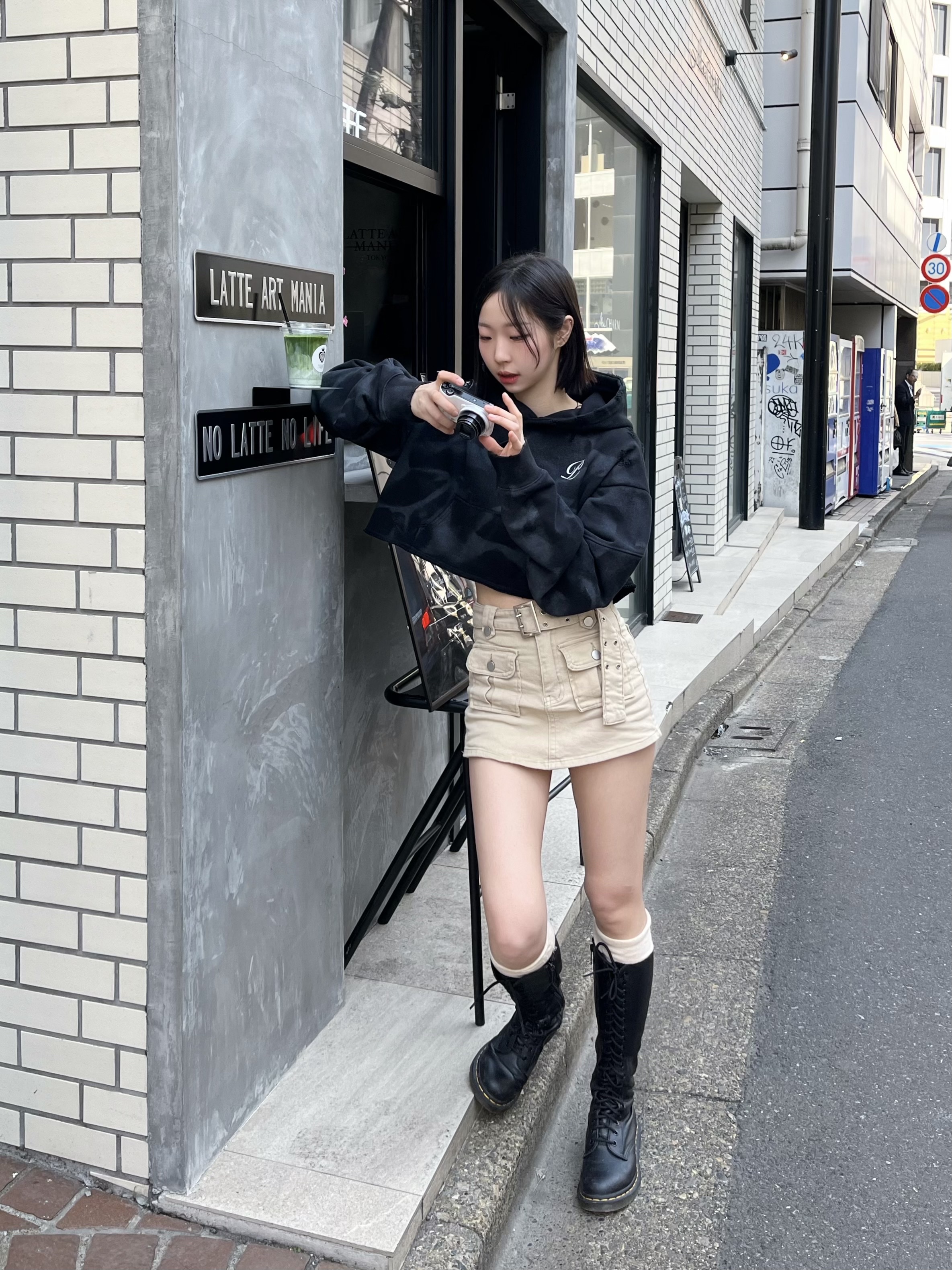 (W) Dr. Martens 1B60 Bex Boots Black 착용 스타일 - 1