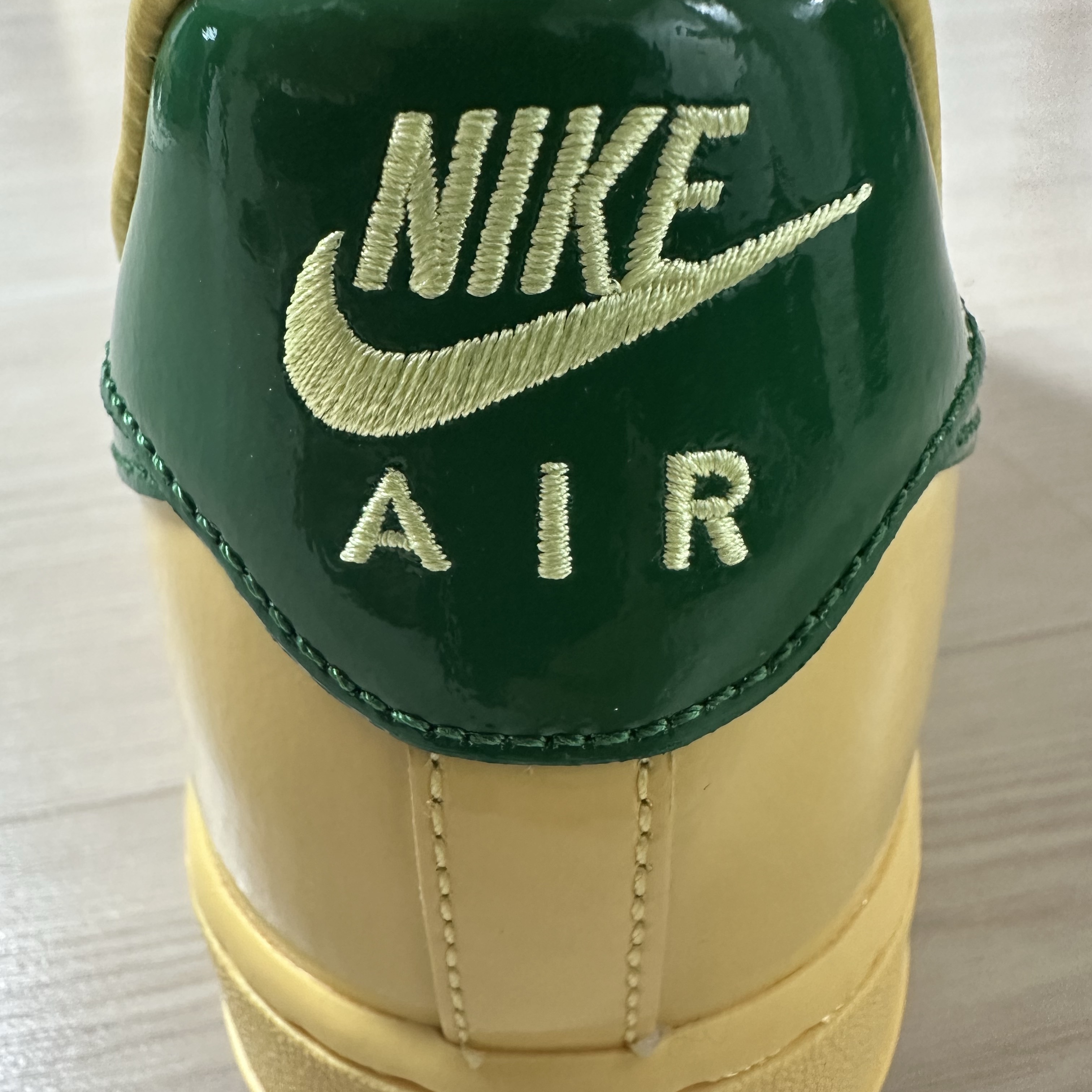 Nike Air Force 1 Low Topaz Gold and Light Laser Orange 착용 스타일 - 3