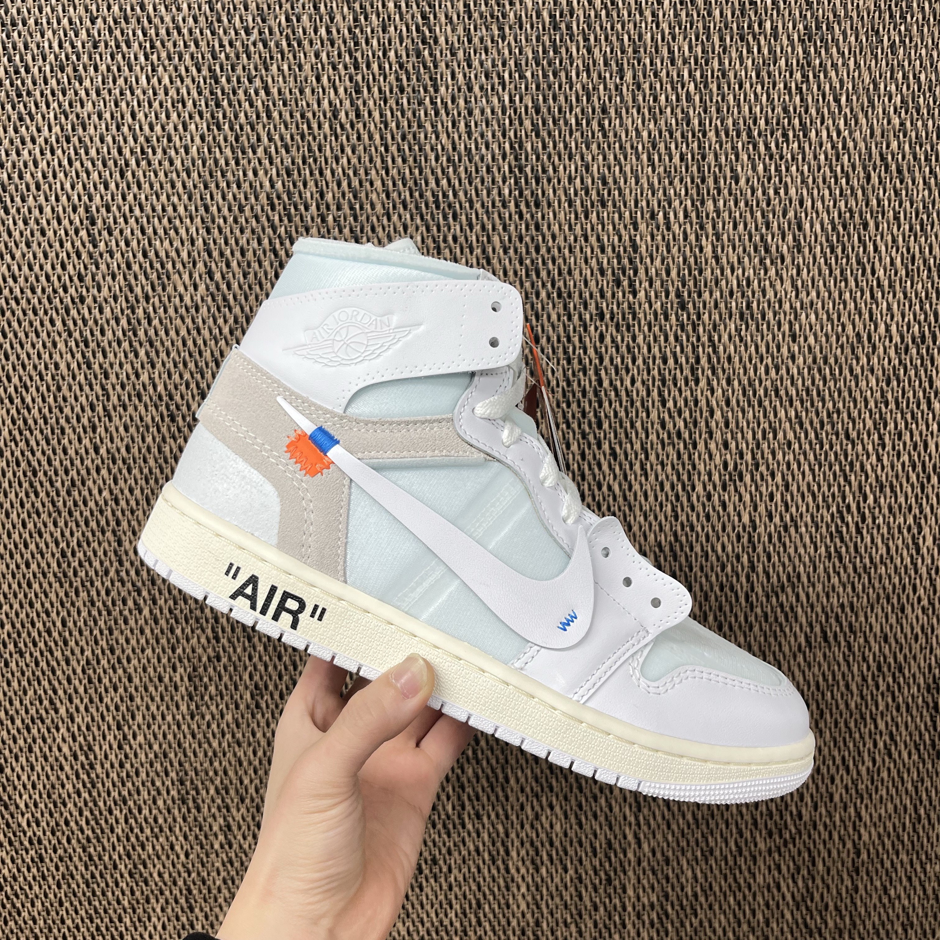 Jordan 1 x Virgil Abloh Archive Retro High Alaska White 착용 스타일 - 1