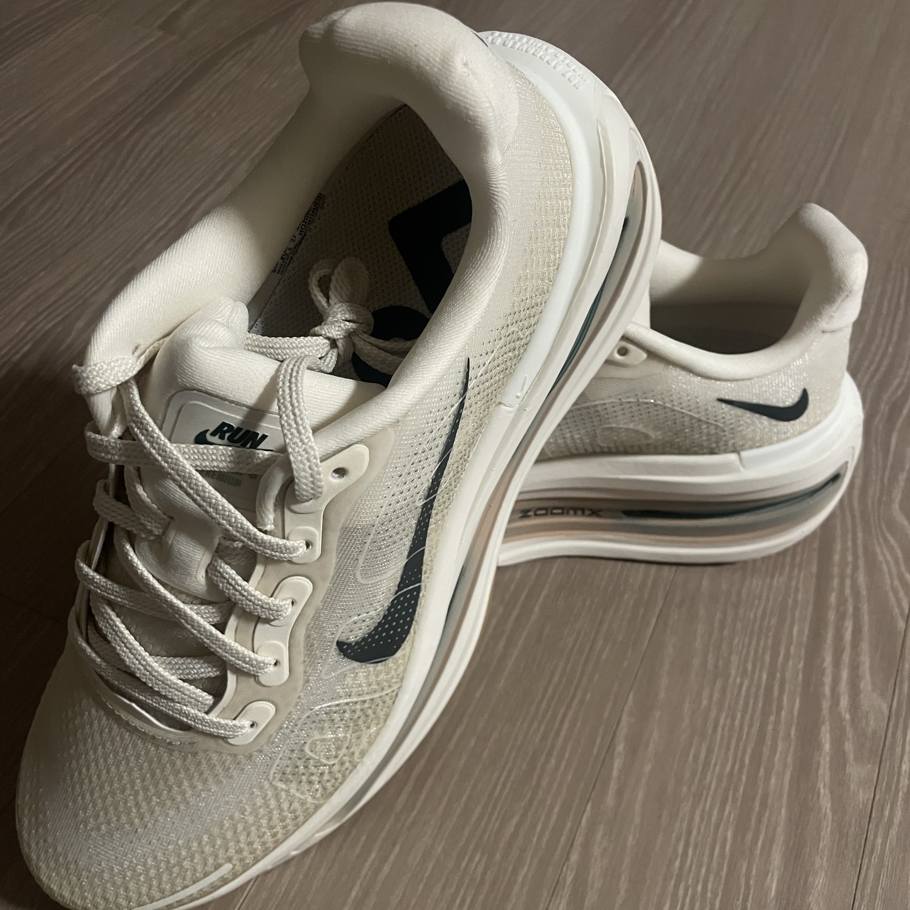 Nike Vomero Premium Pale Ivory Sand Drift 착용 스타일 - 2
