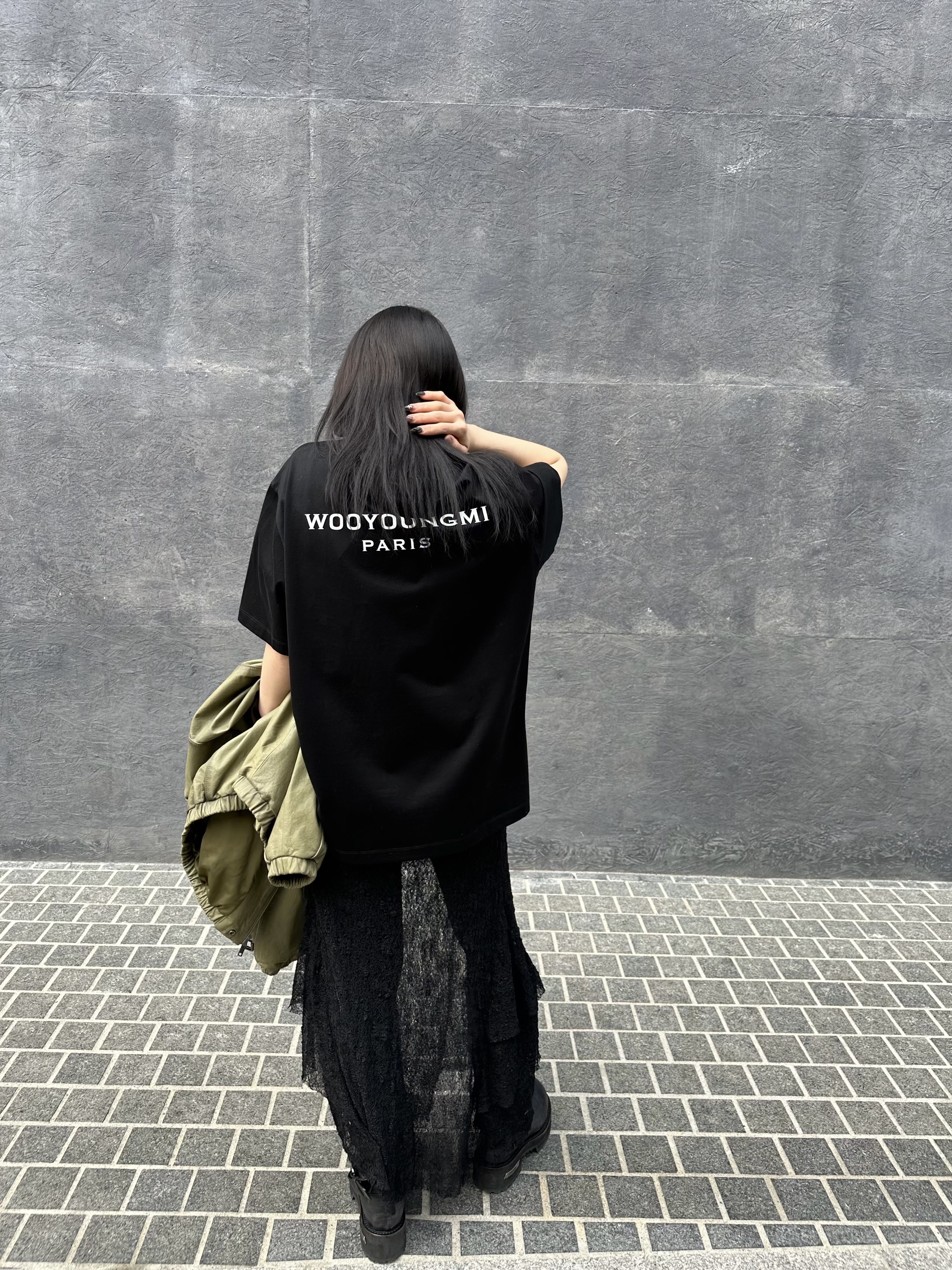 Wooyoungmi Cotton Back Logo T-Shirt Black - 26SS 착용 스타일 - 2