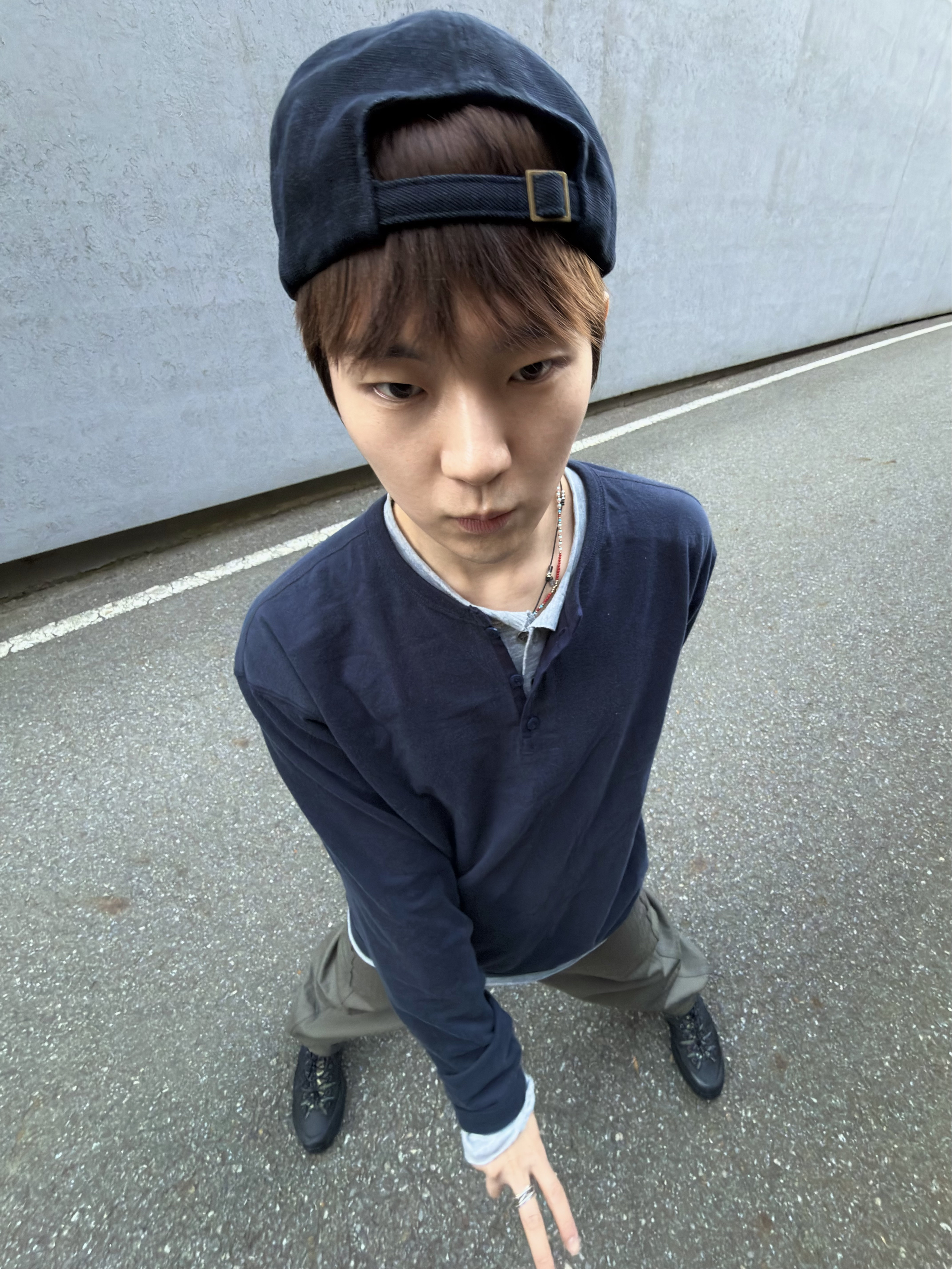 CHOWOO Comfort 3-Button Henley Neck Navy, CHOWOO Semi Curved Herringbone Twill Pants Khaki 착용 스타일 - 3