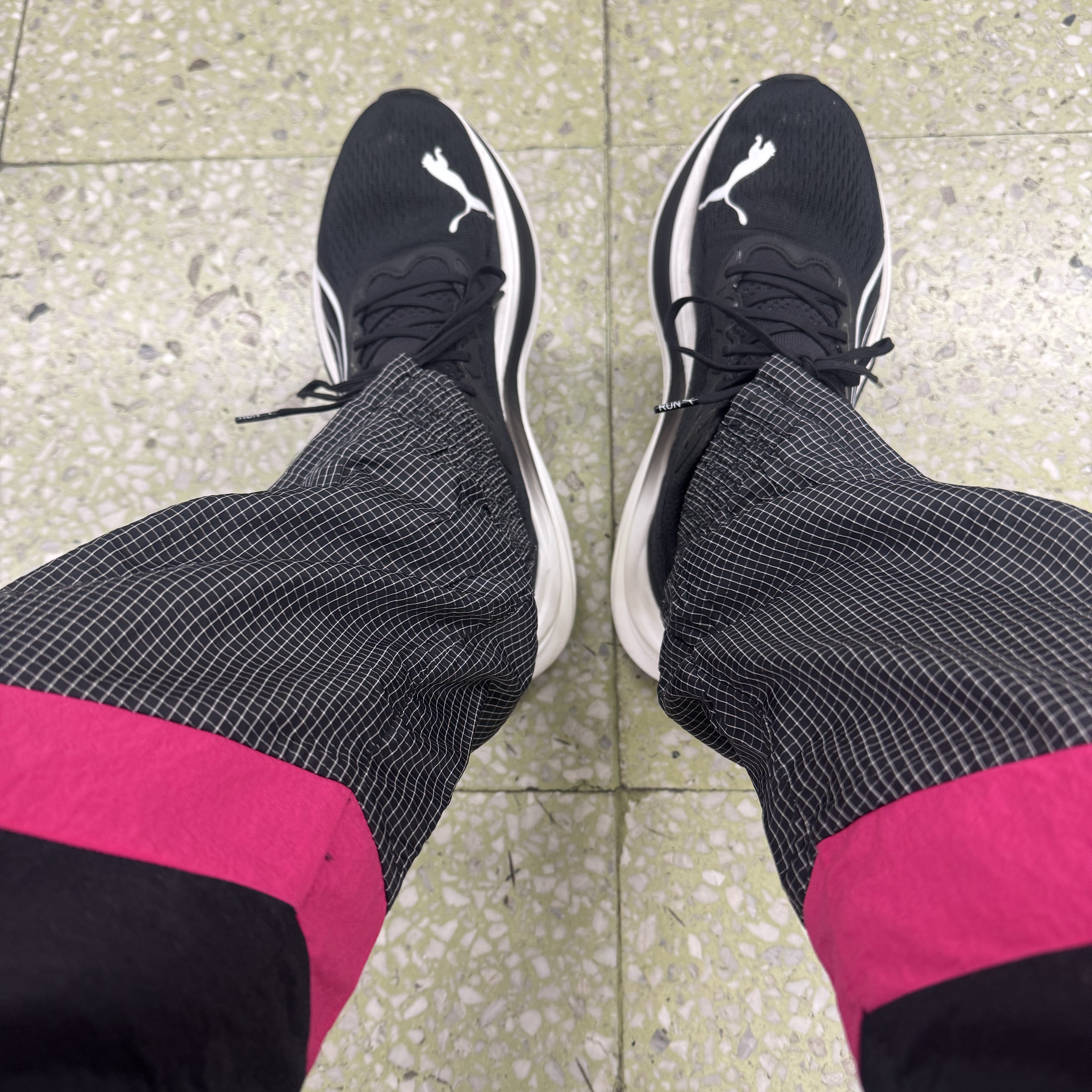 Puma Magmax Nitro Black White 착용 스타일 - 1