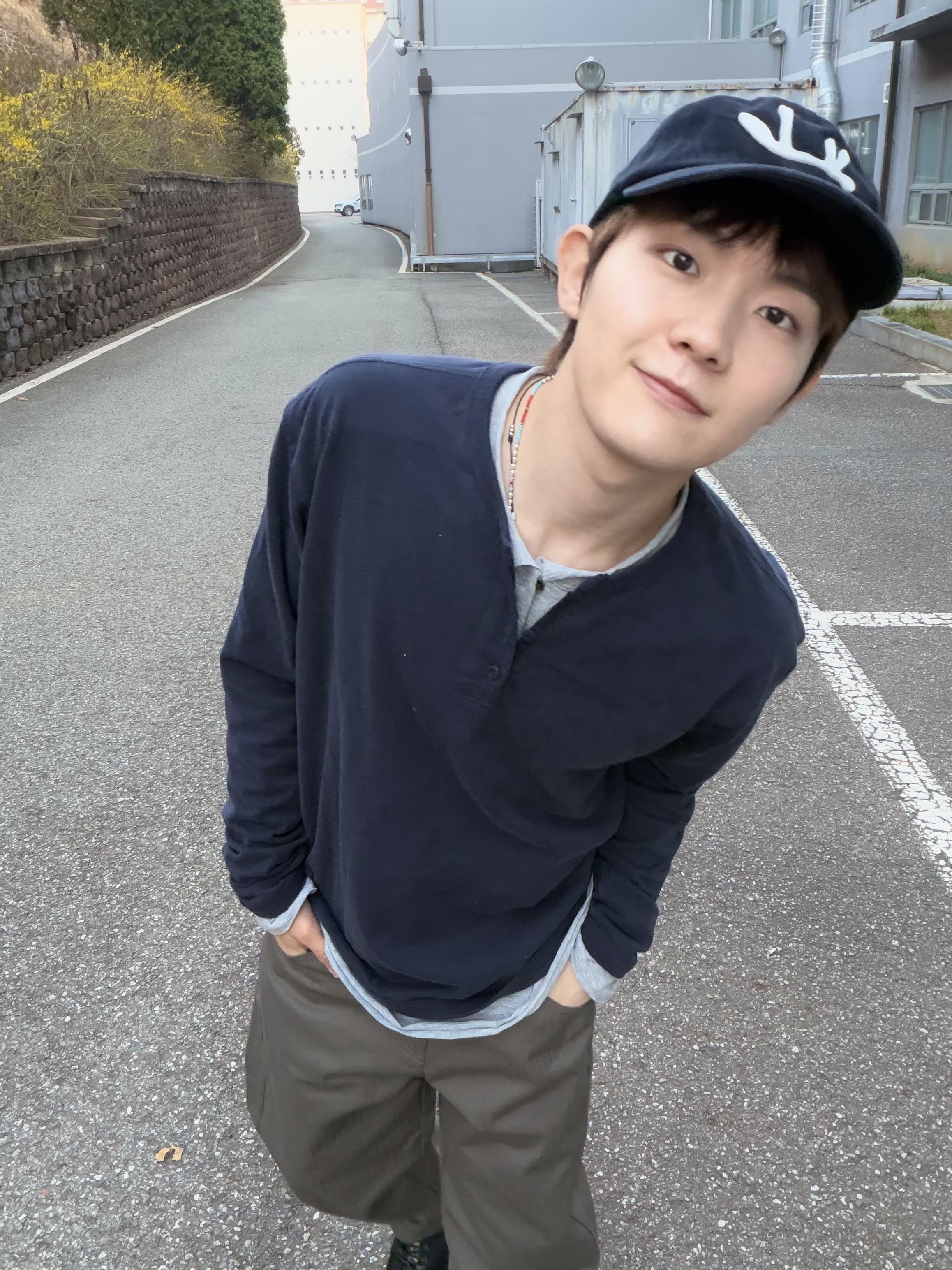 CHOWOO Comfort 3-Button Henley Neck Navy, CHOWOO Semi Curved Herringbone Twill Pants Khaki 착용 스타일 - 1
