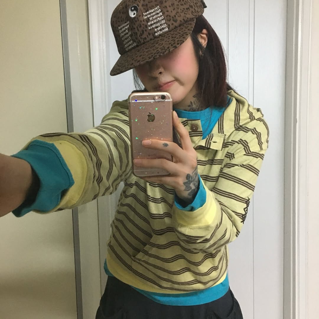 MAINBOOTH Cookie Stripe Hood T-shirt YELLOW 착용 스타일 - 4