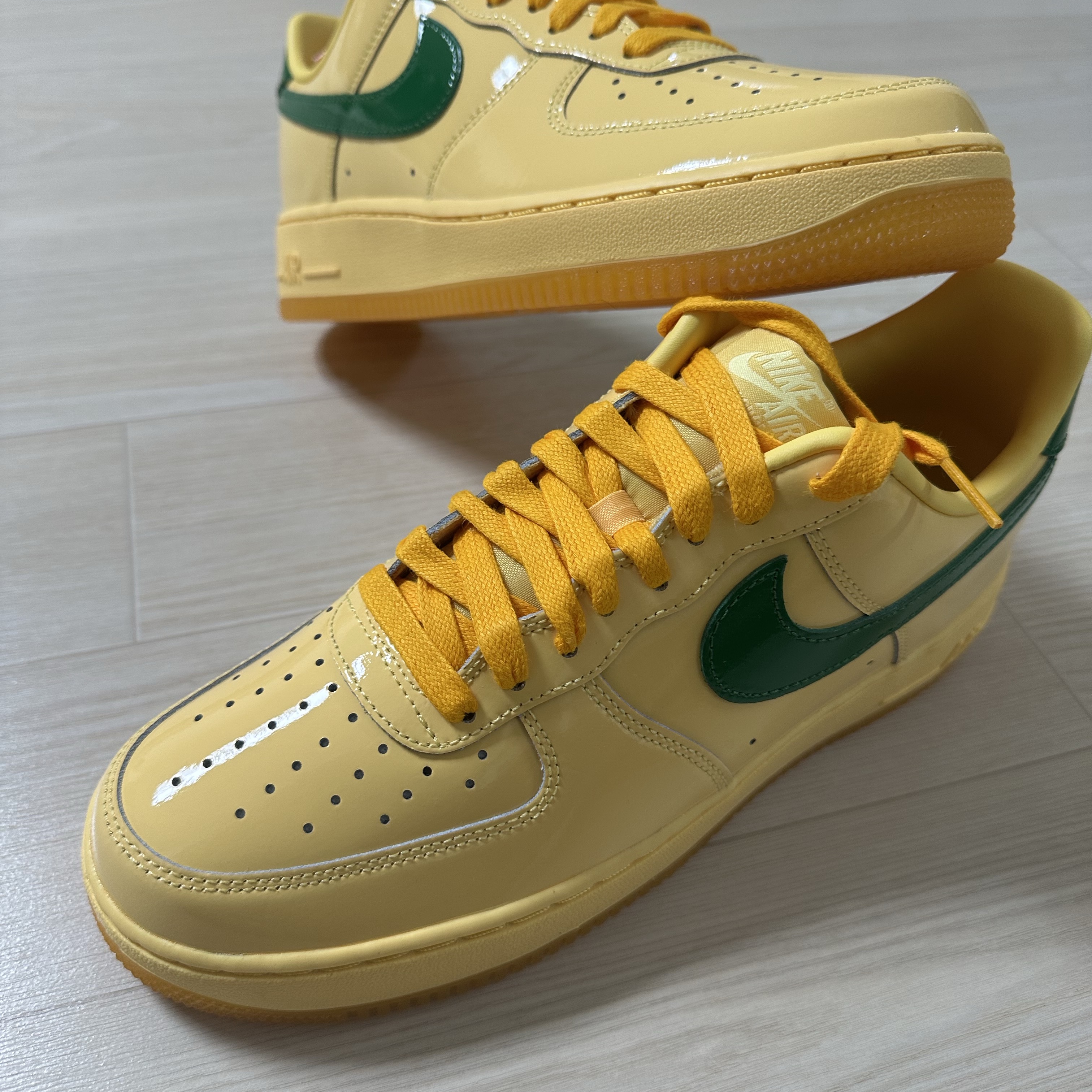 Nike Air Force 1 Low Topaz Gold and Light Laser Orange 착용 스타일 - 2