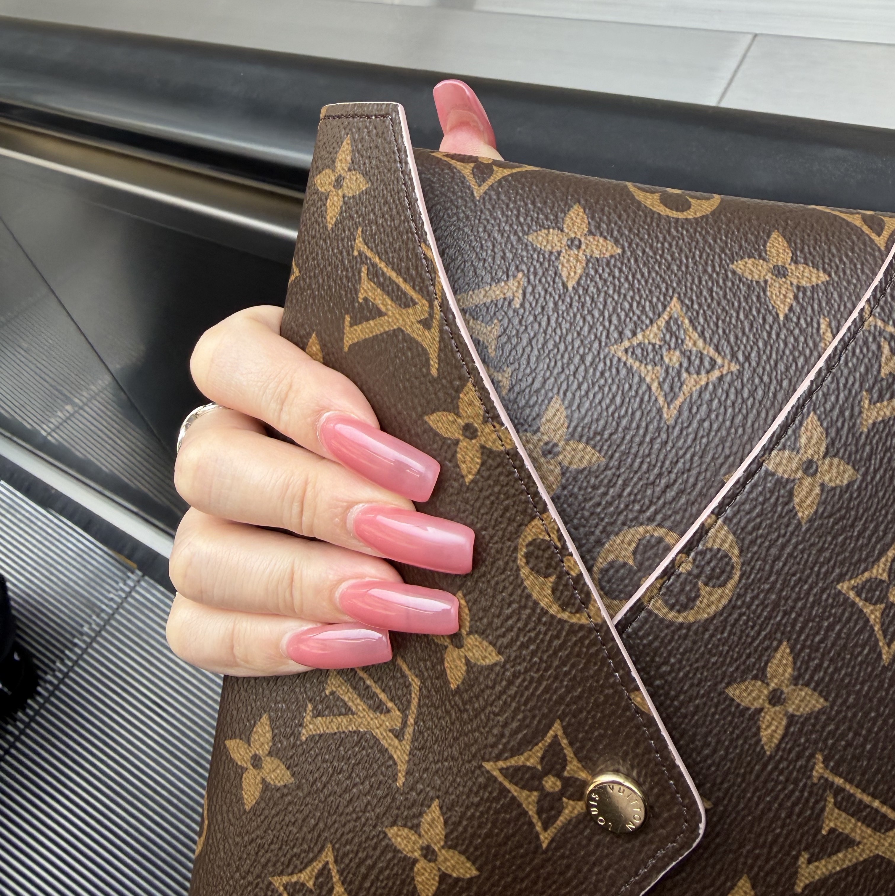 Louis Vuitton Kirigami Pochette Monogram 착용 스타일