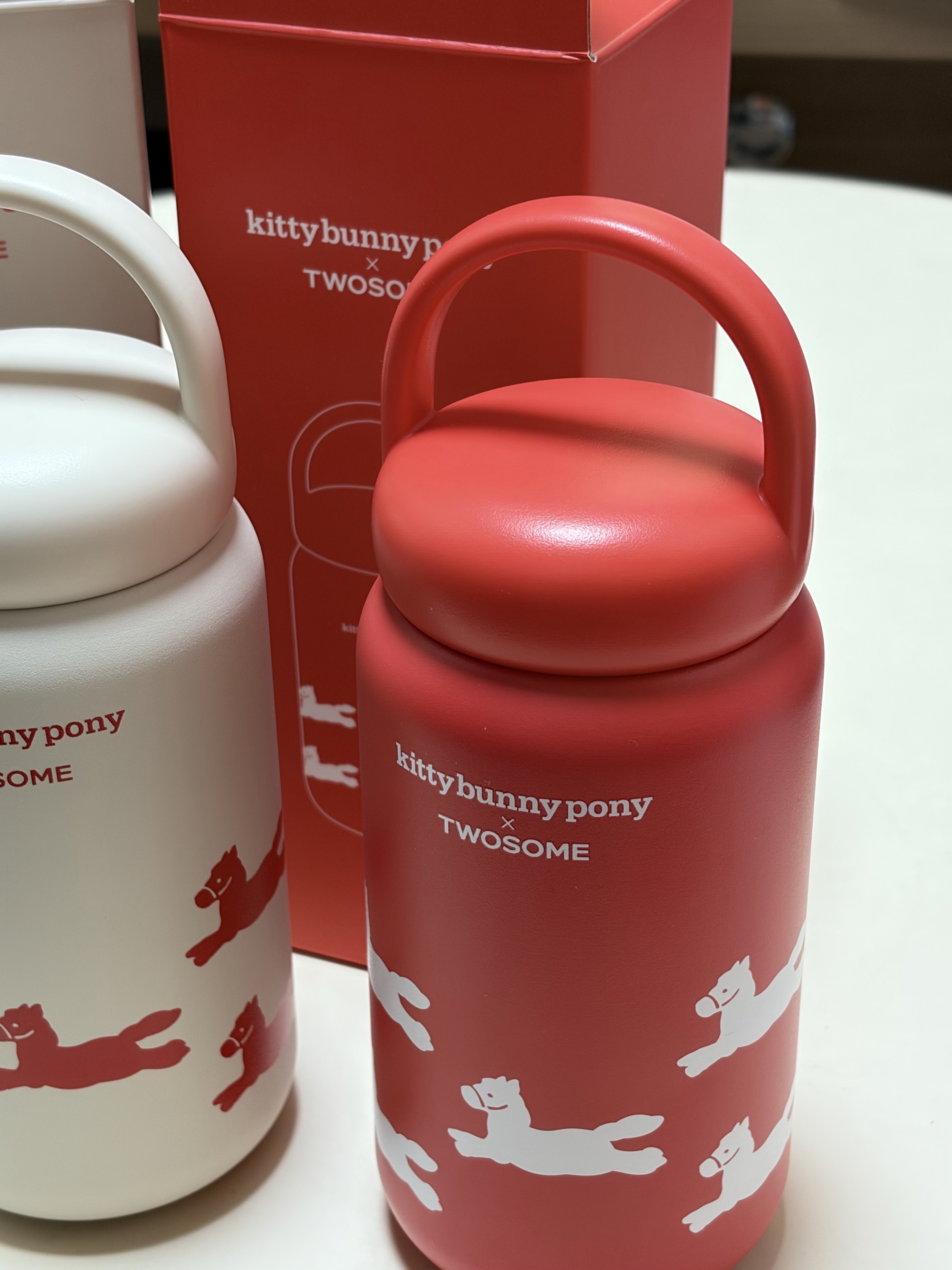 A Twosome Place x Kittybunnypony Pony Tumbler 420ml Red, A Twosome Place x Kittybunnypony Pony Tumbler 420ml Cream 착용 스타일 - 4