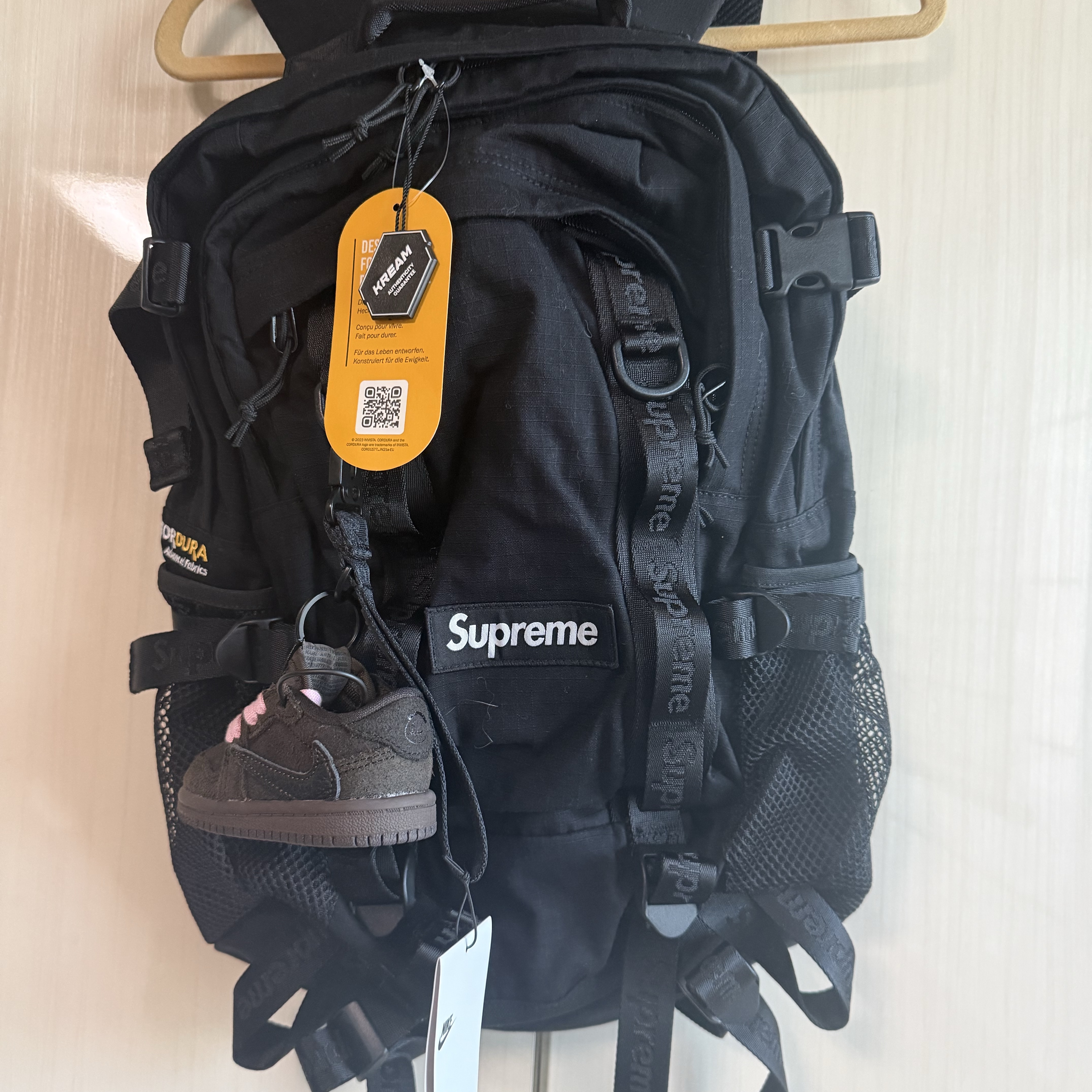 Supreme Backpack Black - 26SS, (TD) Jordan 1 x Travis Scott Retro Low OG SP Velvet Brown and Dark Mocha 착용 스타일 - 3