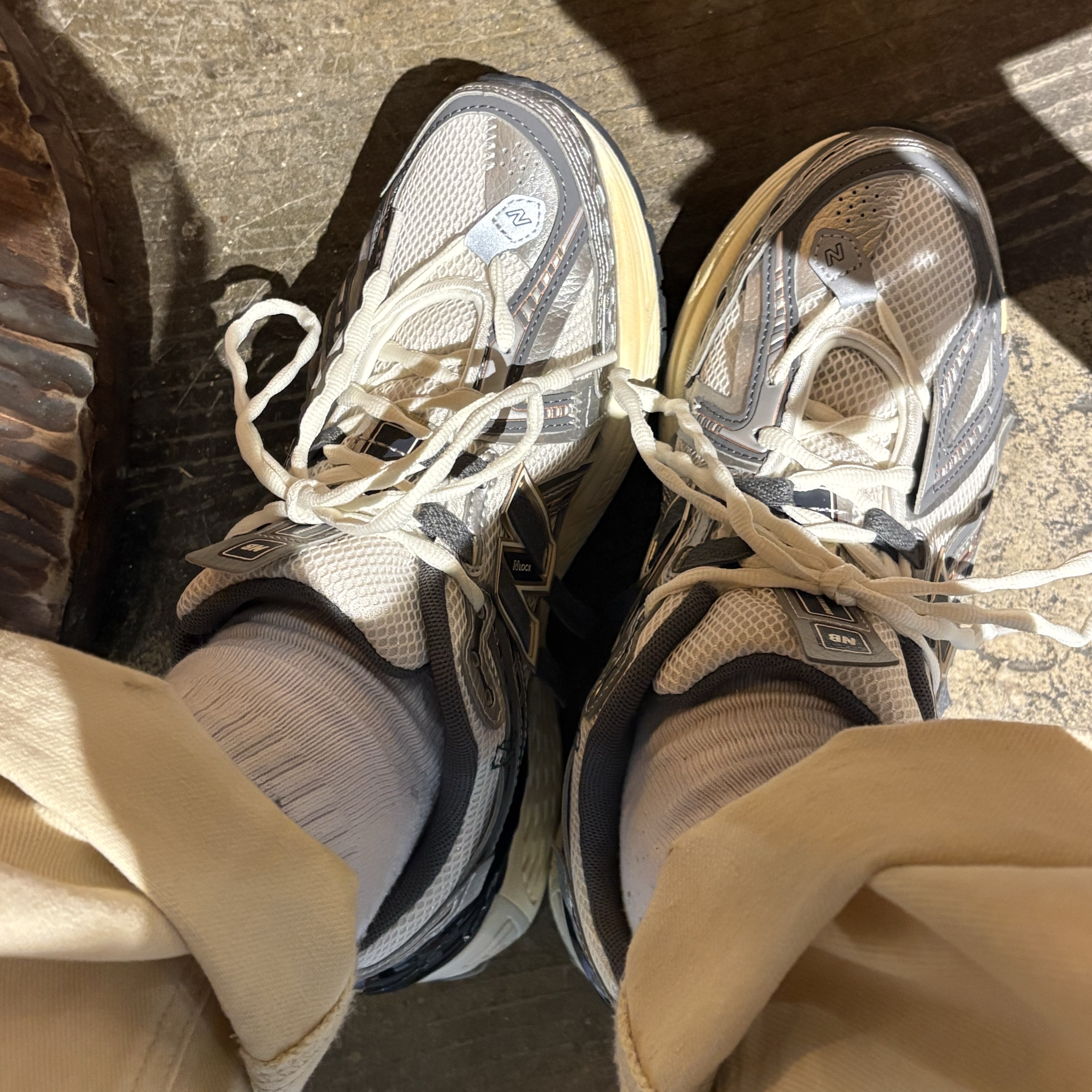 New Balance 1906A Silver Metallic Castlerock 착용 스타일