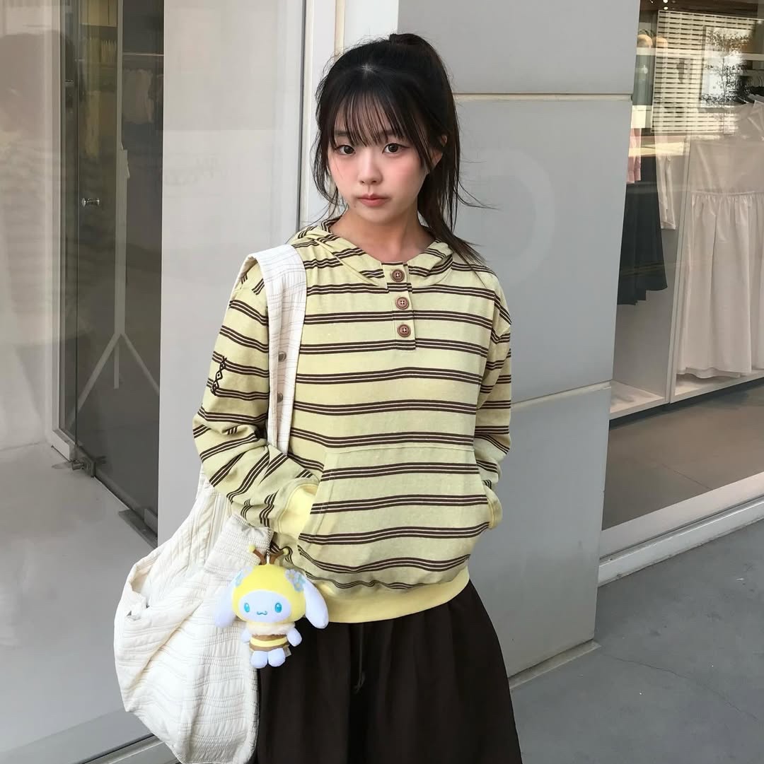 MAINBOOTH Cookie Stripe Hood T-shirt YELLOW 착용 스타일 - 2
