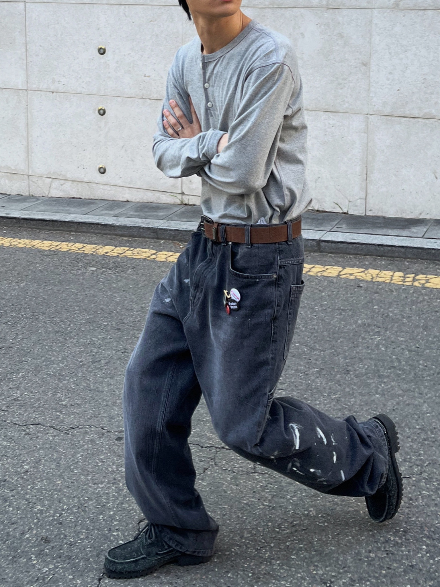 CHOWOO Aged Splatter Carpenter Denim Pants Washed Black, CHOWOO Comfort 3-Button Henley Neck Gray 착용 스타일 - 1