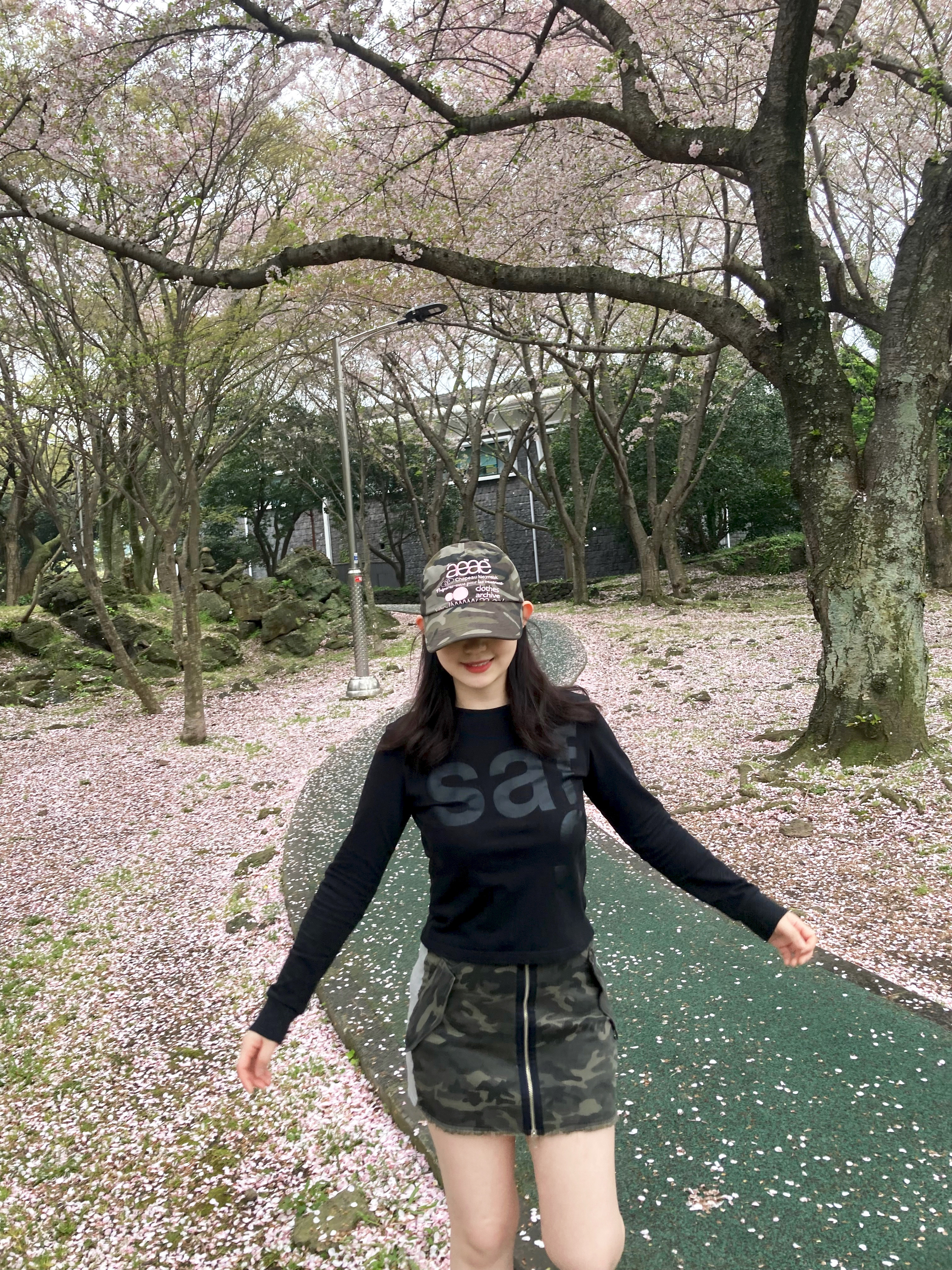 [KREAM 단독] Safarispot Women 1/2 Basic Safari LS T-Shirt Black, Arc'teryx Squamish Hoody Black 착용 스타일 - 1