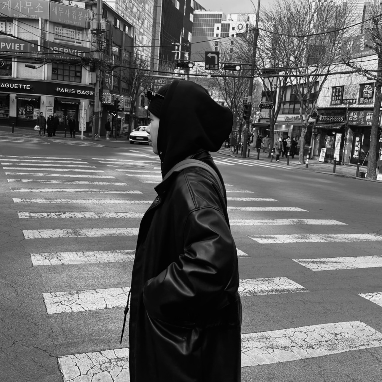 Thug Club Armor Hoodie Black, Acne Studios Small Face Logo Beanie Black 착용 스타일 - 3