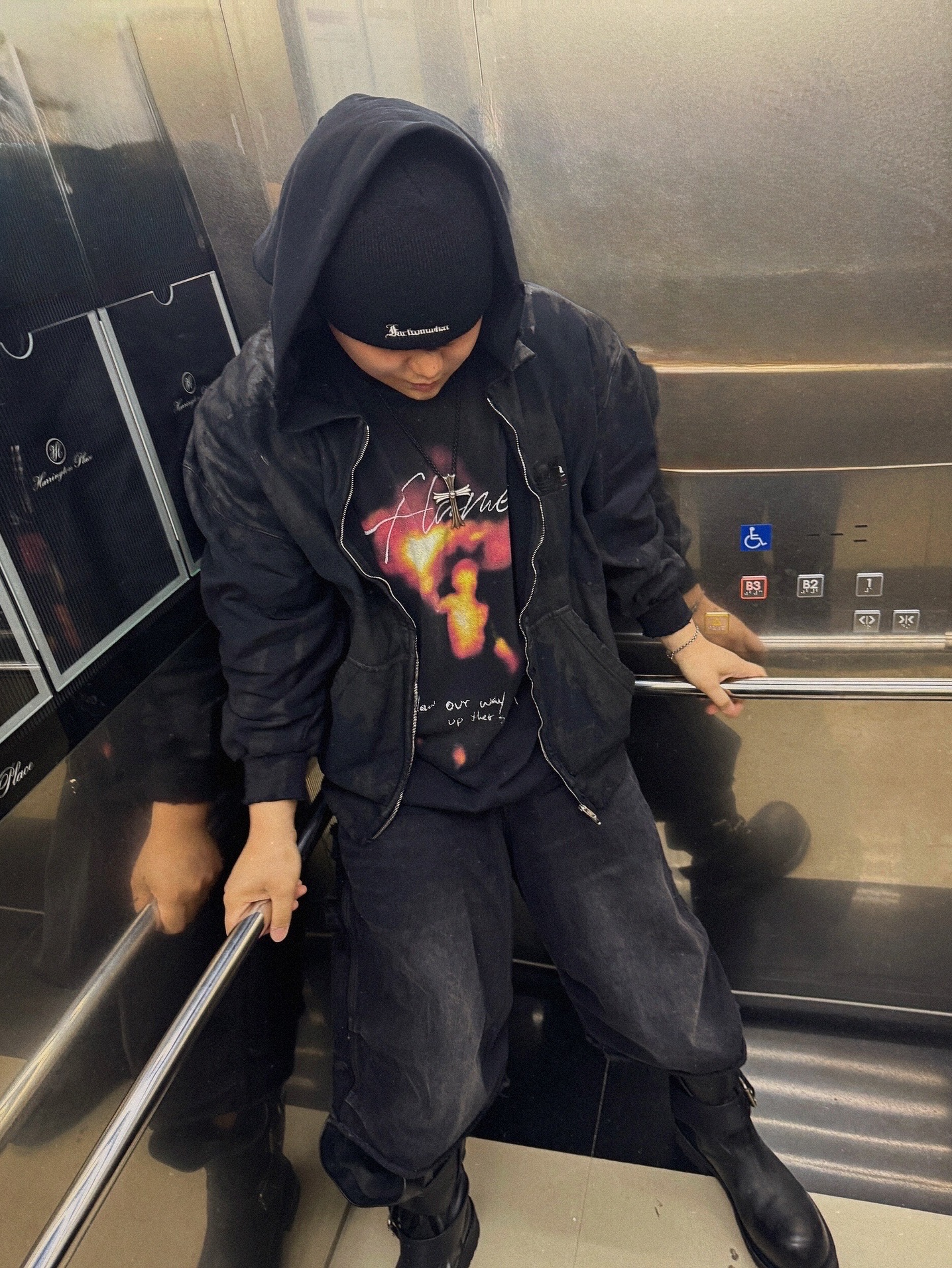 [더블적립]Farfromwhat Far Gothic Logo Beanie, Balenciaga Venom High Boot Black 착용 스타일 - 2