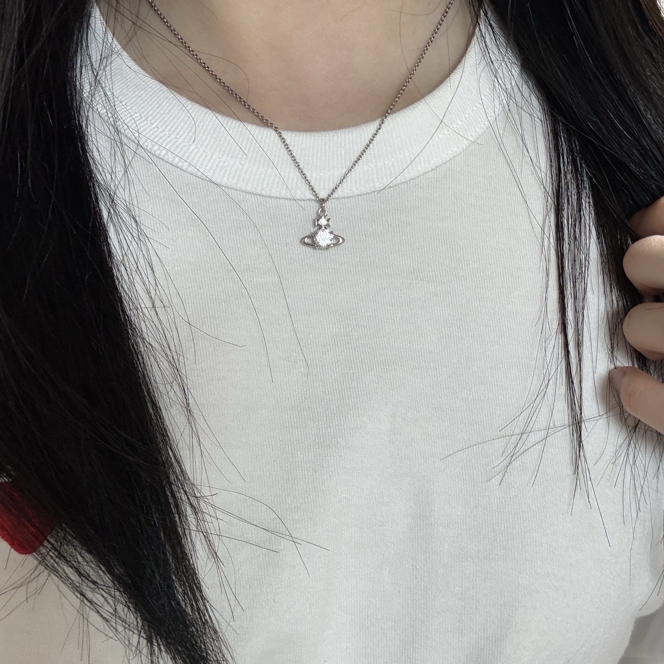 Vivienne Westwood Reina Pendant Silver 착용 스타일