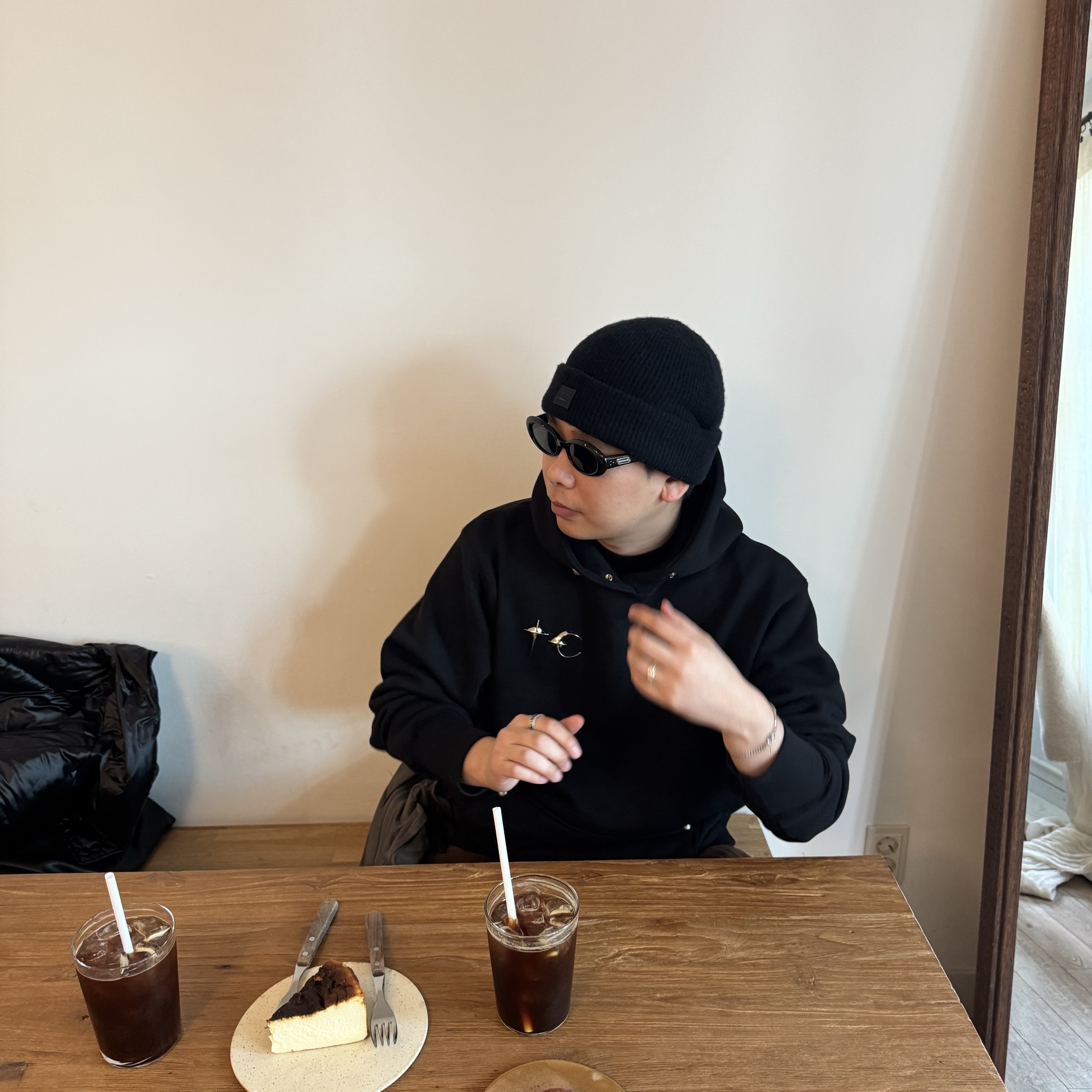 Thug Club Armor Hoodie Black, Acne Studios Small Face Logo Beanie Black 착용 스타일 - 2