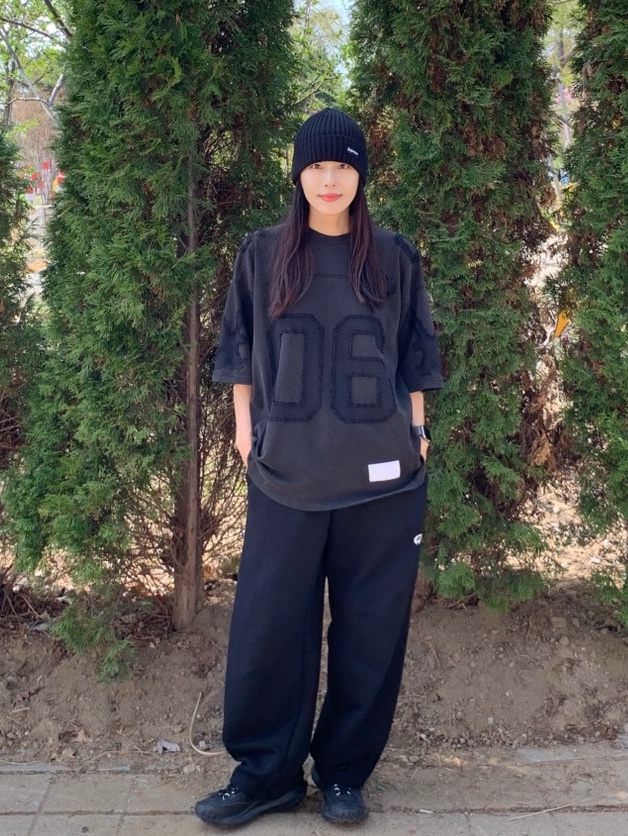 Supreme Overdyed Beanie Black, Supreme x MM6 Maison Margiela Cotton Football Jersey Black - 26SS 착용 스타일 - 2