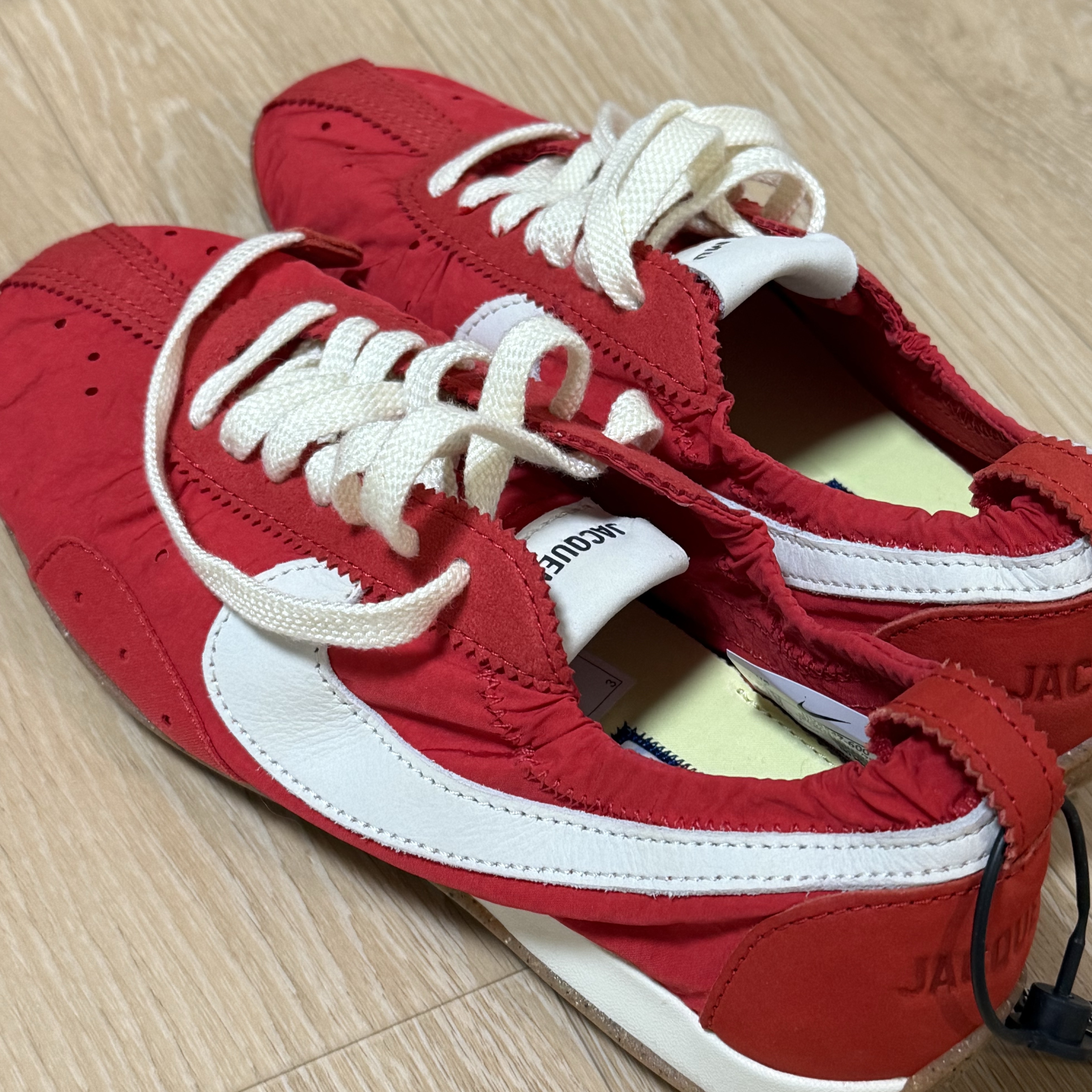 Nike x Jacquemus Moon Shoe SP University Red and Bicycle Yellow 착용 스타일 - 1