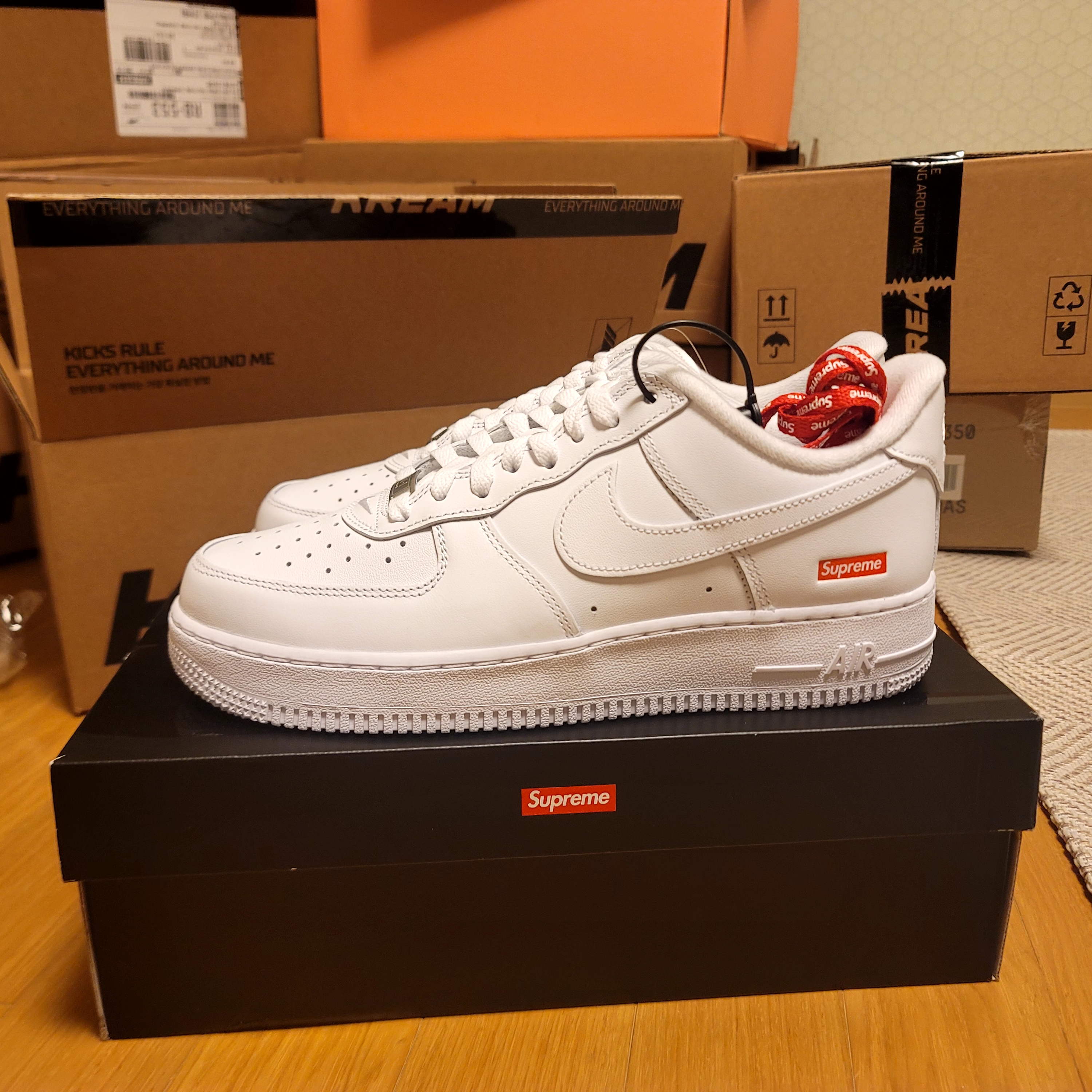 Nike x Supreme Air Force 1 Low White 착용 스타일 - 4