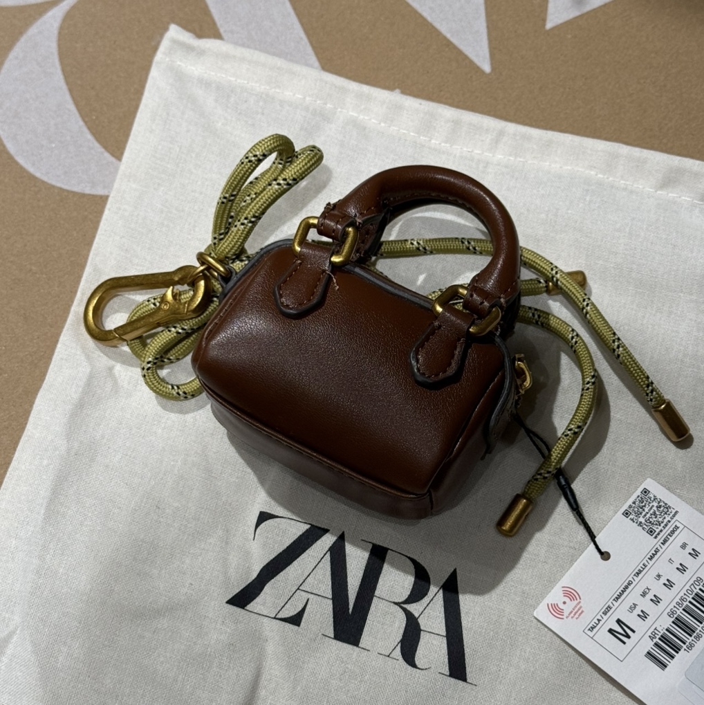 Zara Mini City Charm Bag Dark Sand 착용 스타일 - 1