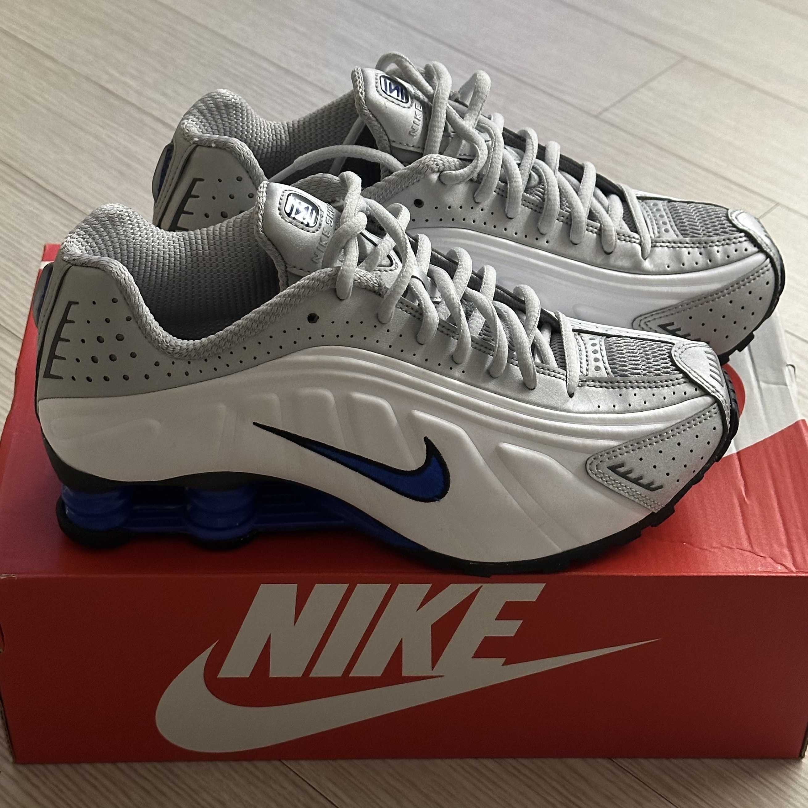 Nike Shox R4 White Racer Blue 착용 스타일