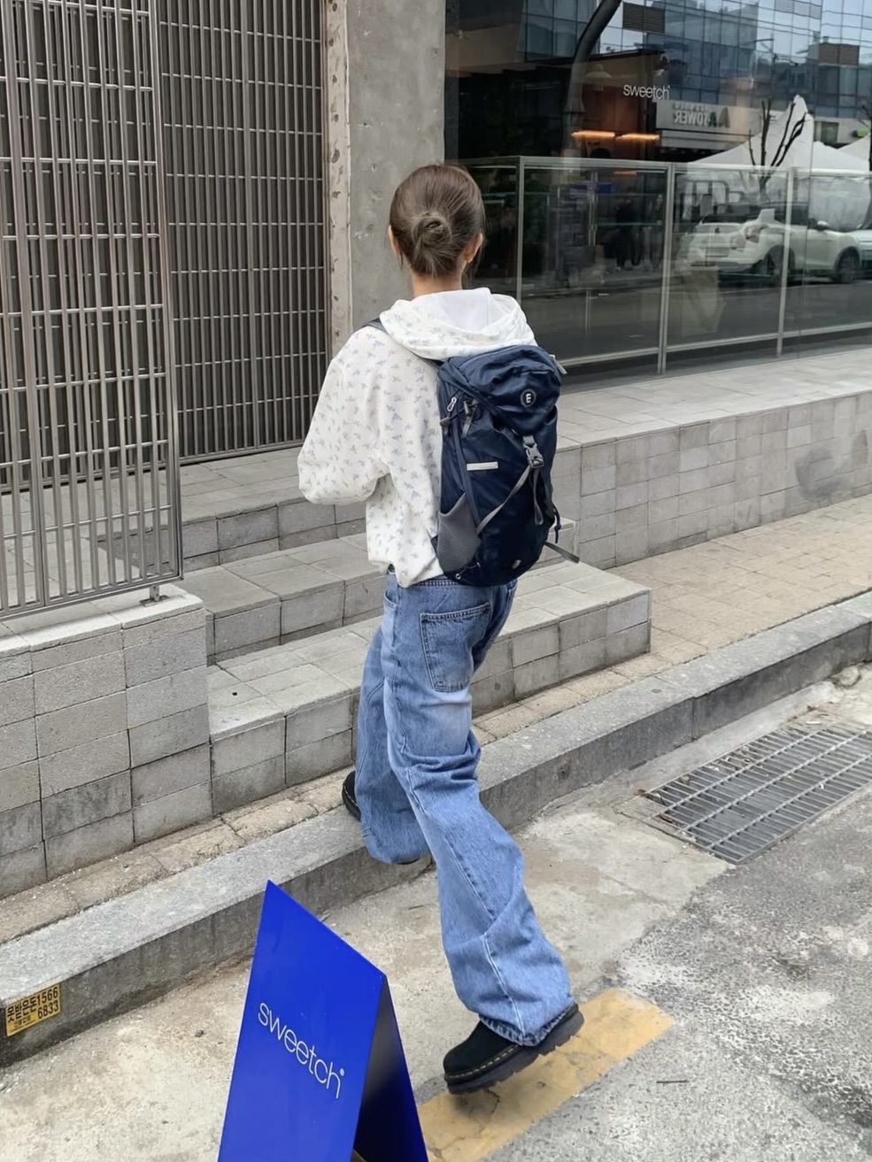 Dr. Martens Zebzag Mules Black, Minitmute Bask Backpack 11L Gray 착용 스타일 - 2