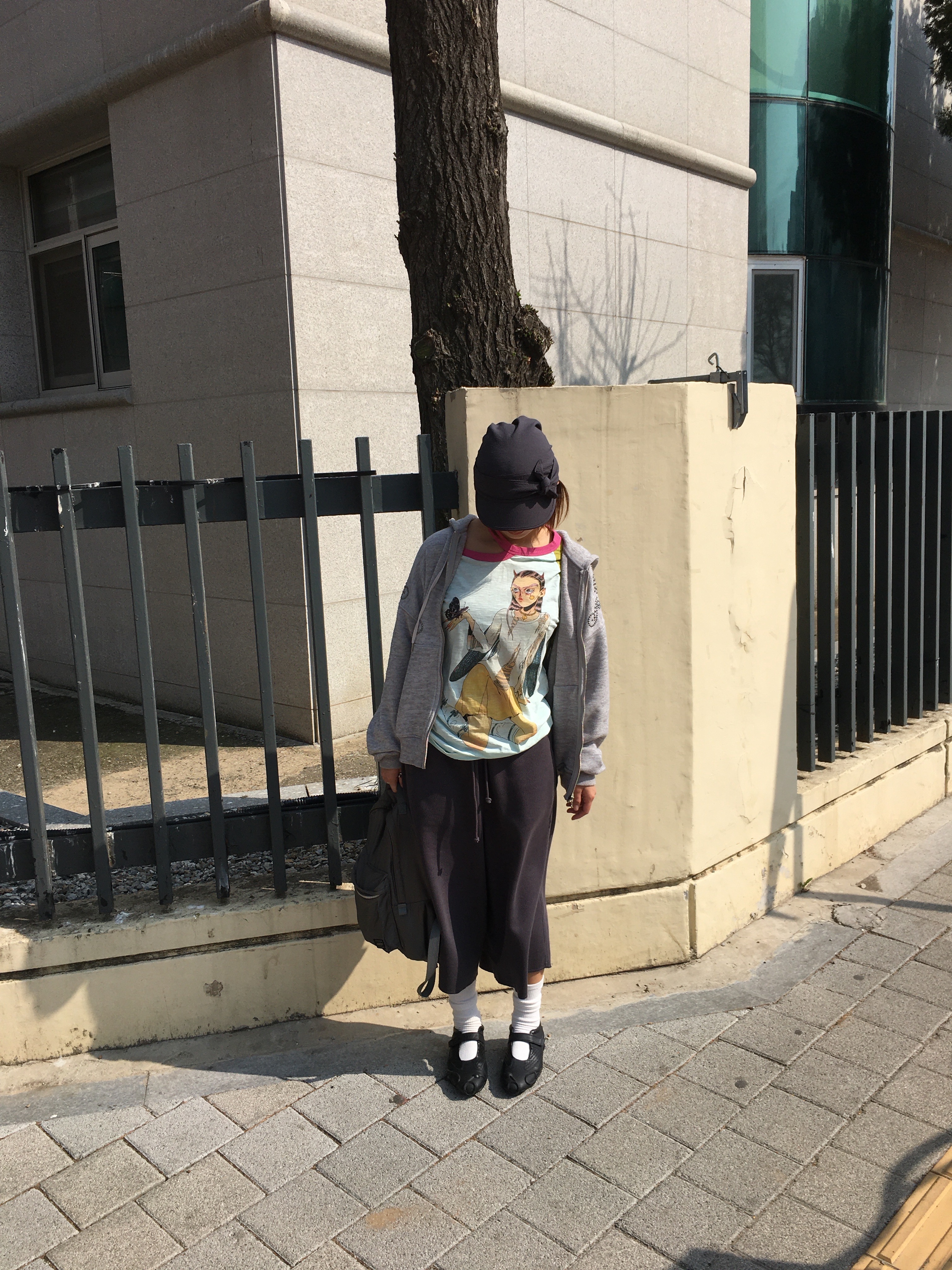 COYSEIO 038 Waffle Capri Pants Charcoal, COYSEIO Ribbon Tie Cap Charcoal 착용 스타일 - 1