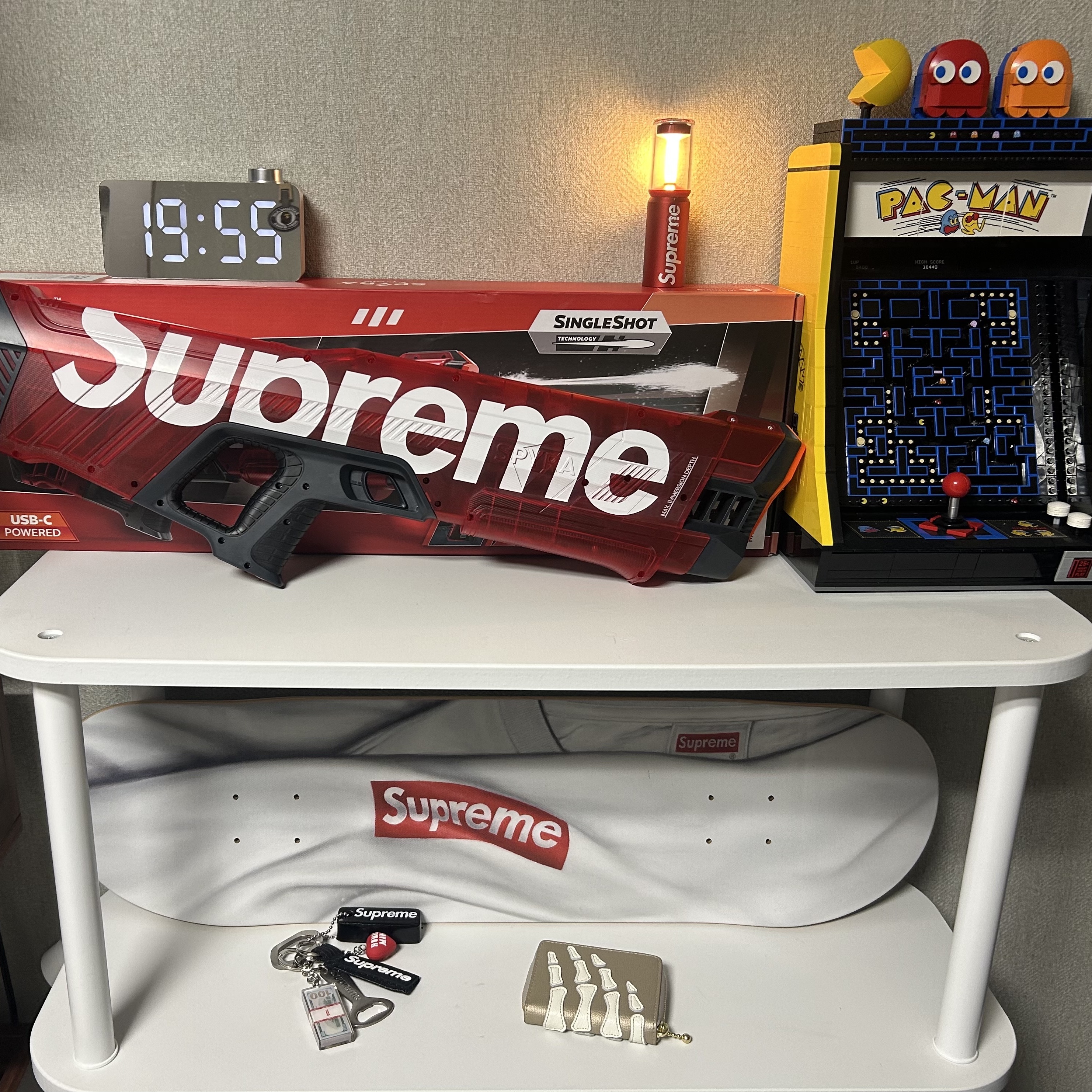Supreme Floating Keychain Black - 23FW, Supreme Cash Paperweight Keychain Multicolor - 24FW 착용 스타일