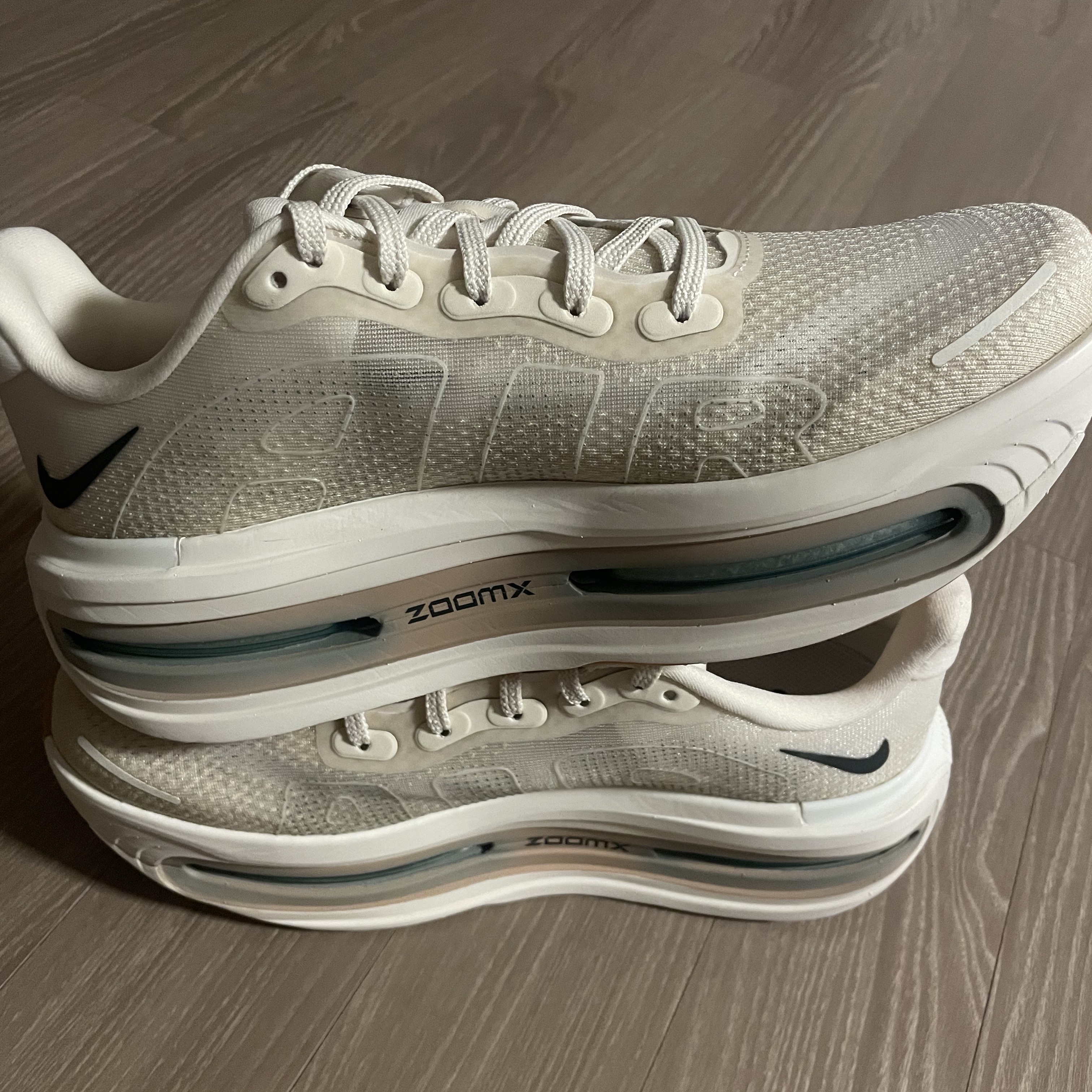 Nike Vomero Premium Pale Ivory Sand Drift 착용 스타일 - 3