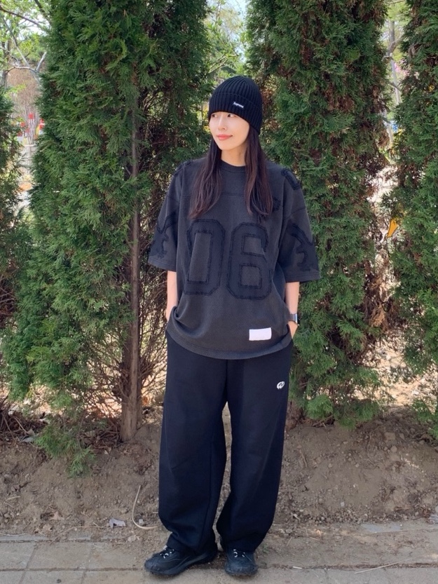 Supreme Overdyed Beanie Black, Supreme x MM6 Maison Margiela Cotton Football Jersey Black - 26SS 착용 스타일 - 1