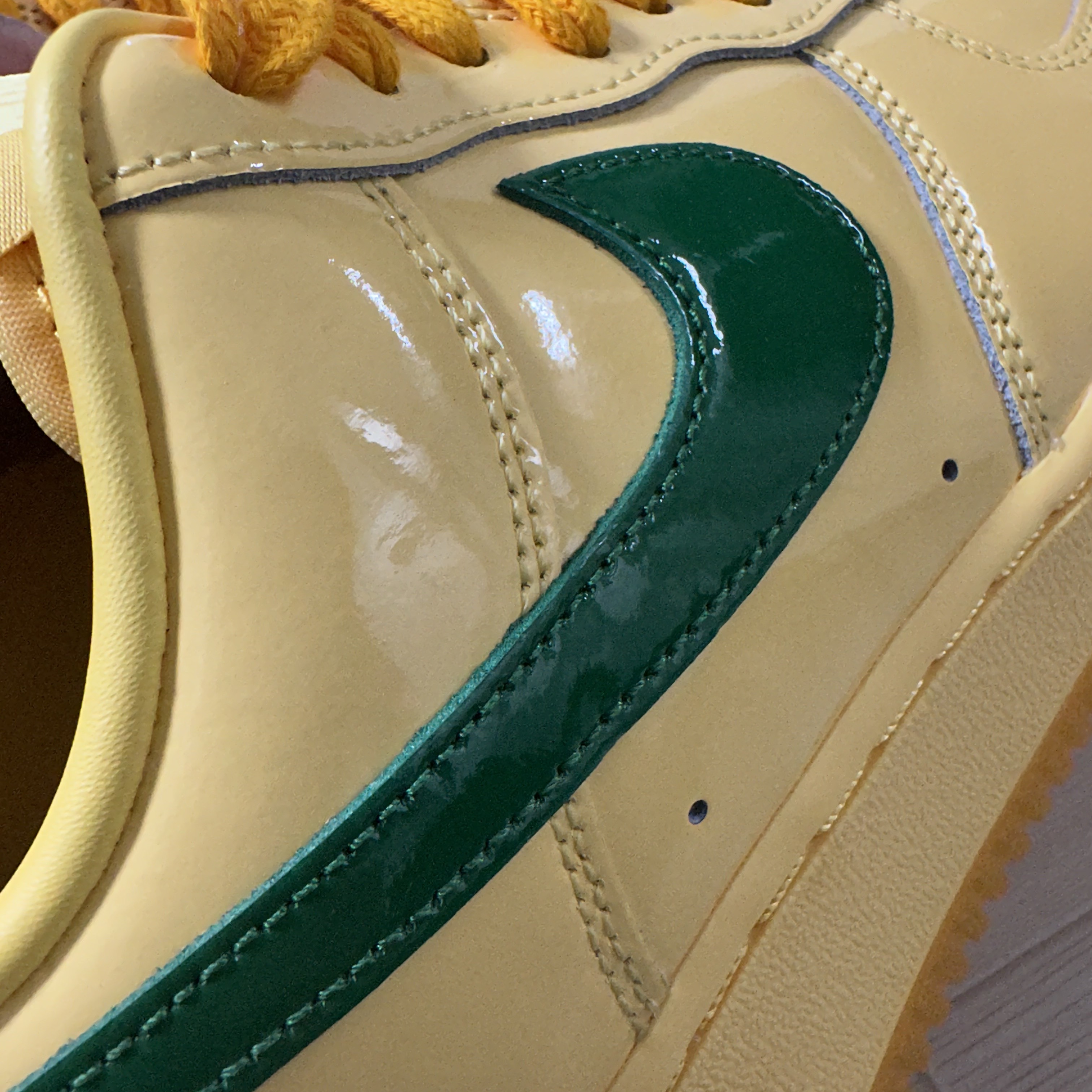 Nike Air Force 1 Low Topaz Gold and Light Laser Orange 착용 스타일 - 5