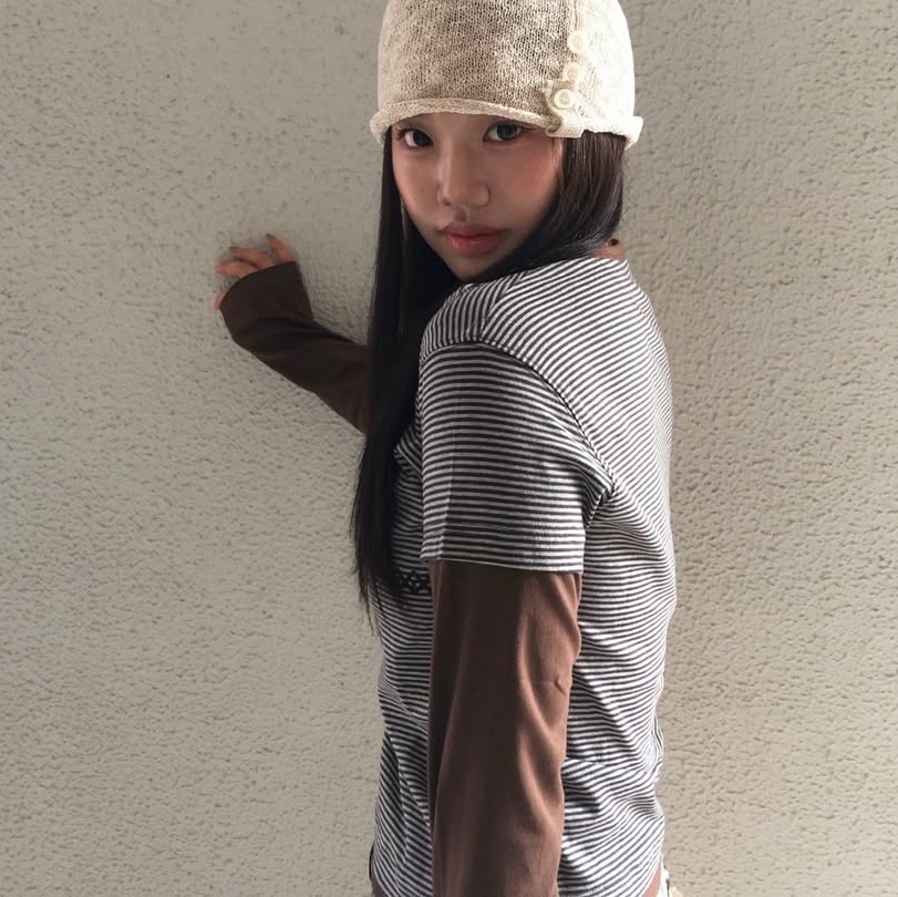 MAINBOOTH Button Turban Beanie IVORY, MAINBOOTH Layered Border T-shirt BROWN 착용 스타일 - 4