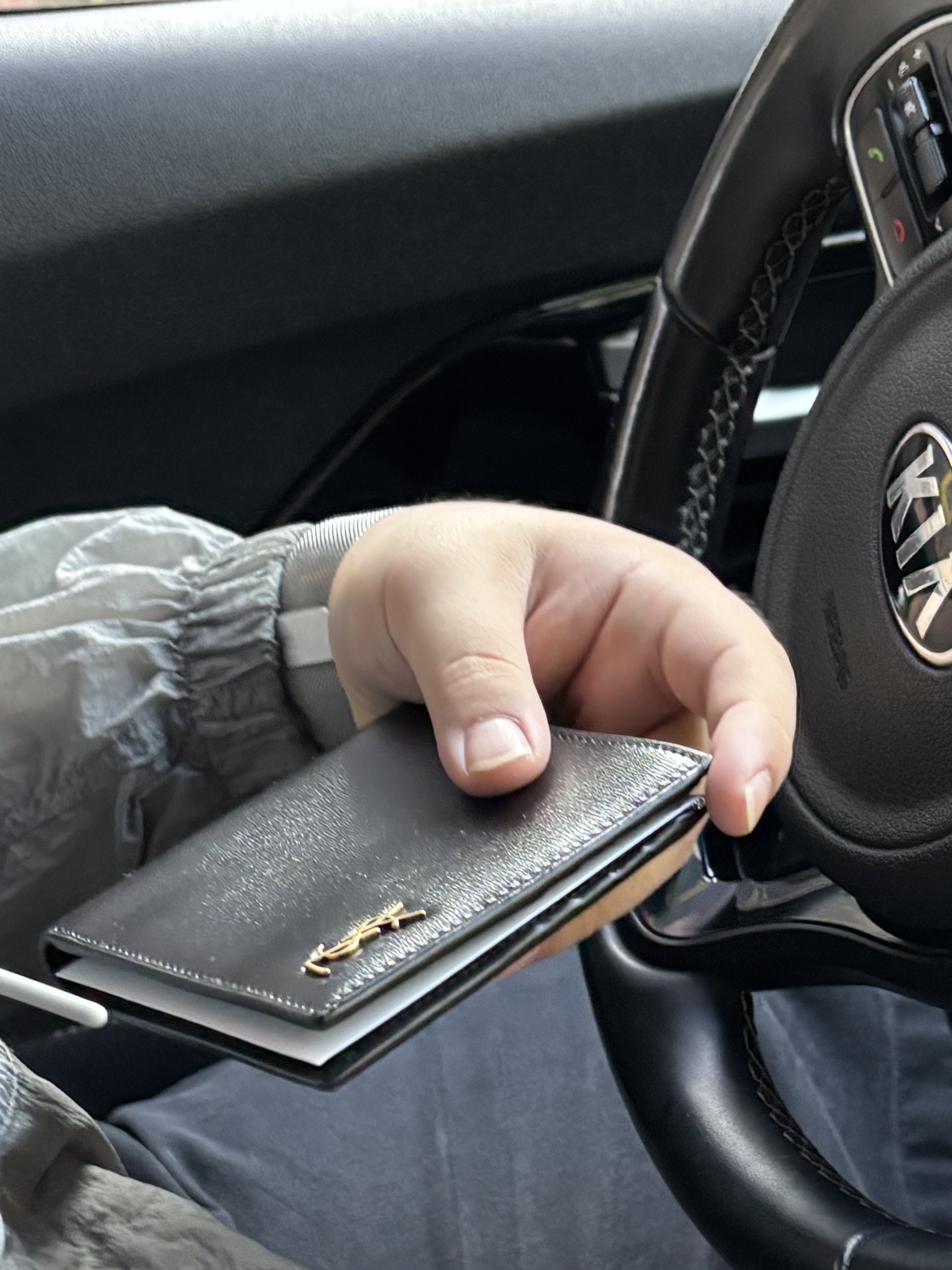Saint Laurent Tiny Cassandre East/West Wallet in Shiny Leather Black 착용 스타일 - 2