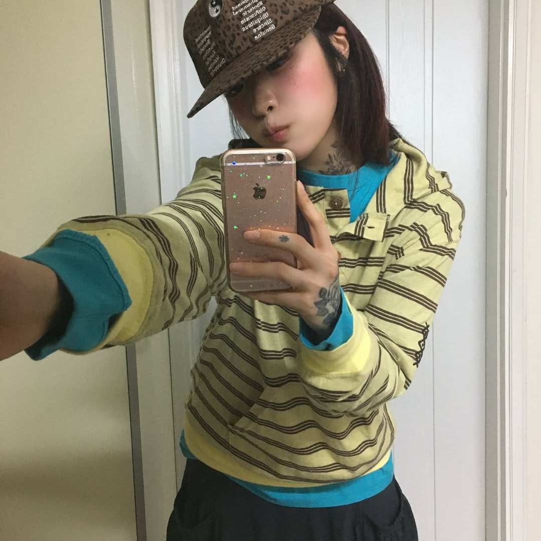 MAINBOOTH Cookie Stripe Hood T-shirt YELLOW 착용 스타일 - 2