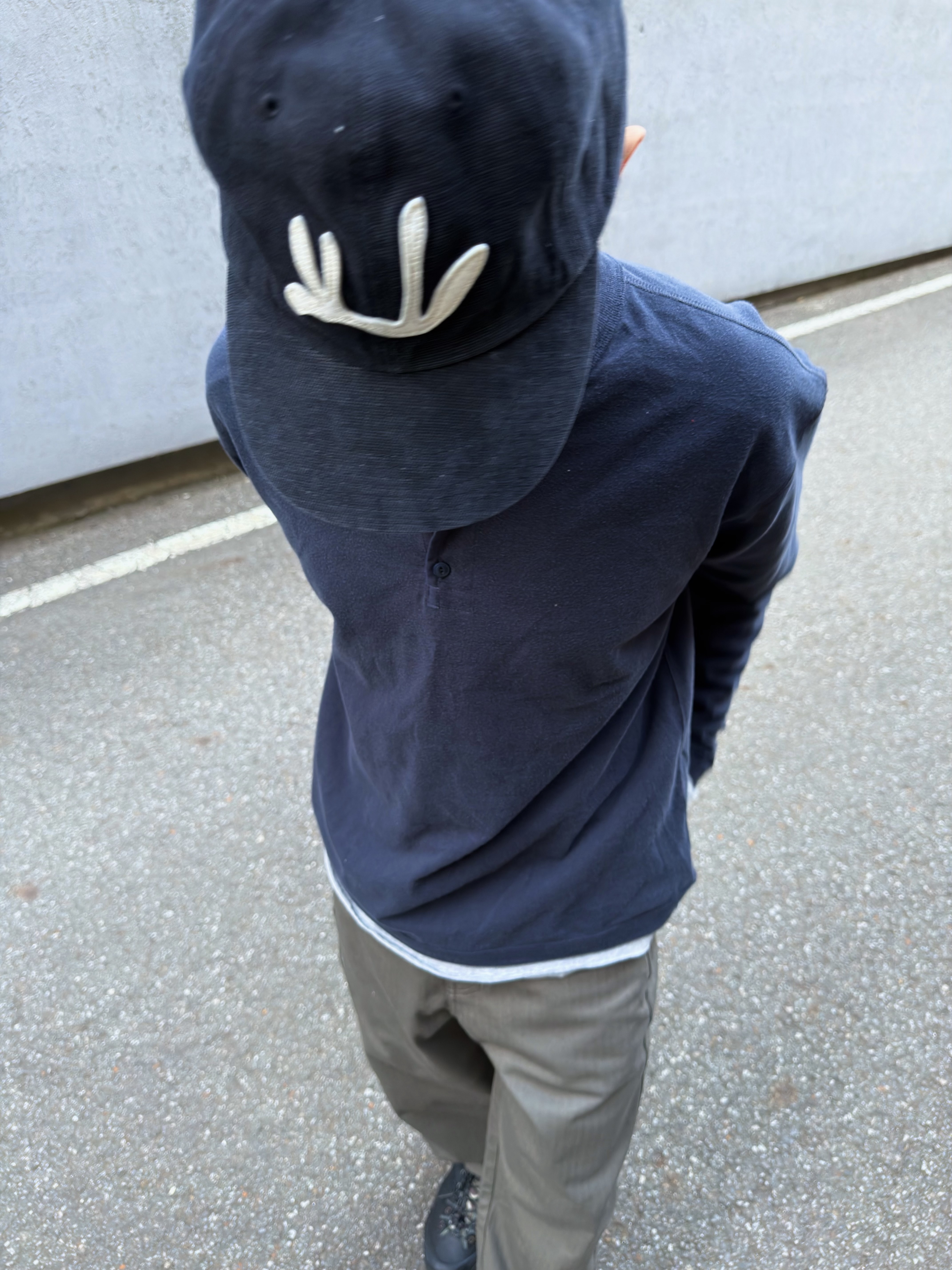 CHOWOO Comfort 3-Button Henley Neck Navy, CHOWOO Semi Curved Herringbone Twill Pants Khaki 착용 스타일 - 4