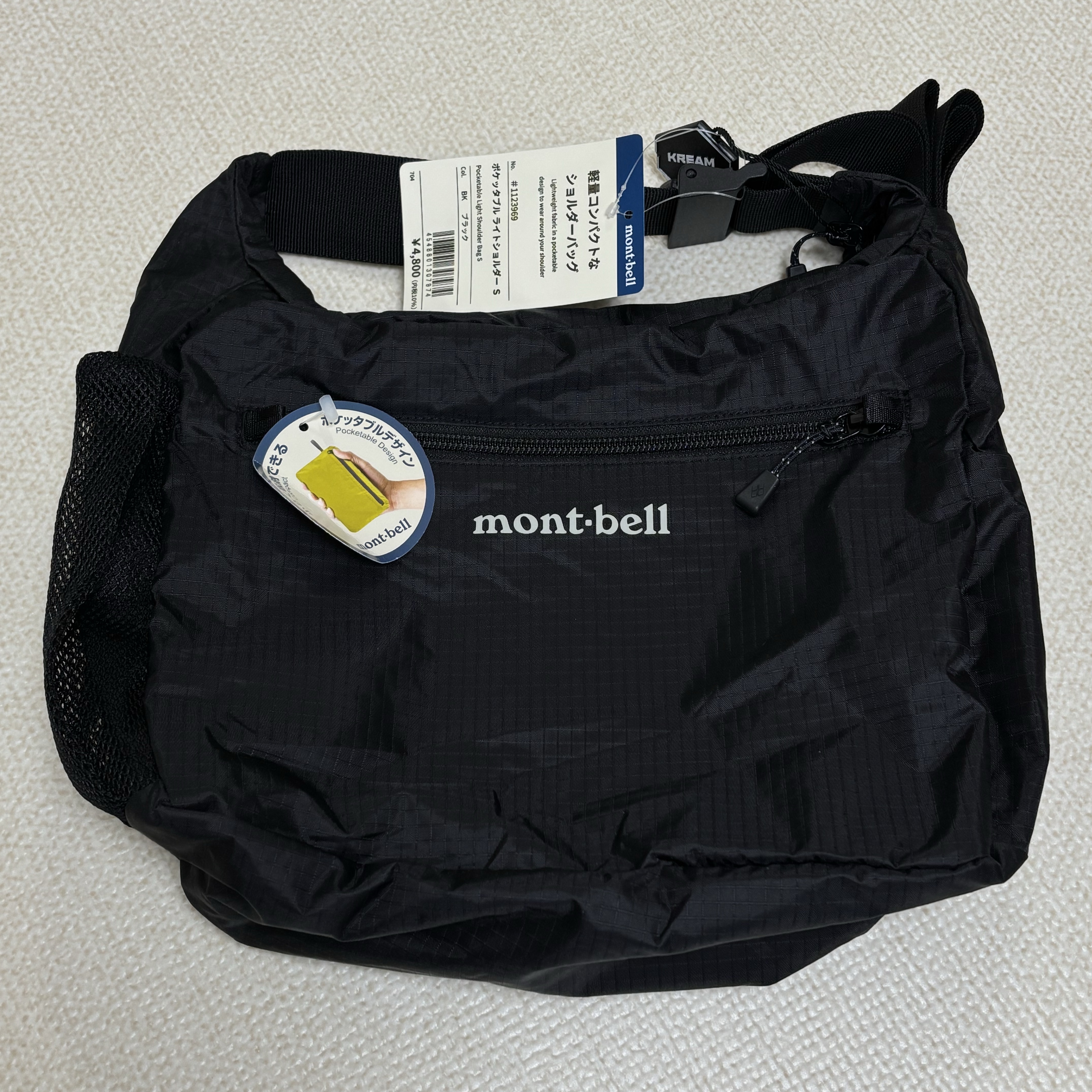 Montbell Pocketable Light Shoulder Bag Small Black 착용 스타일 - 2