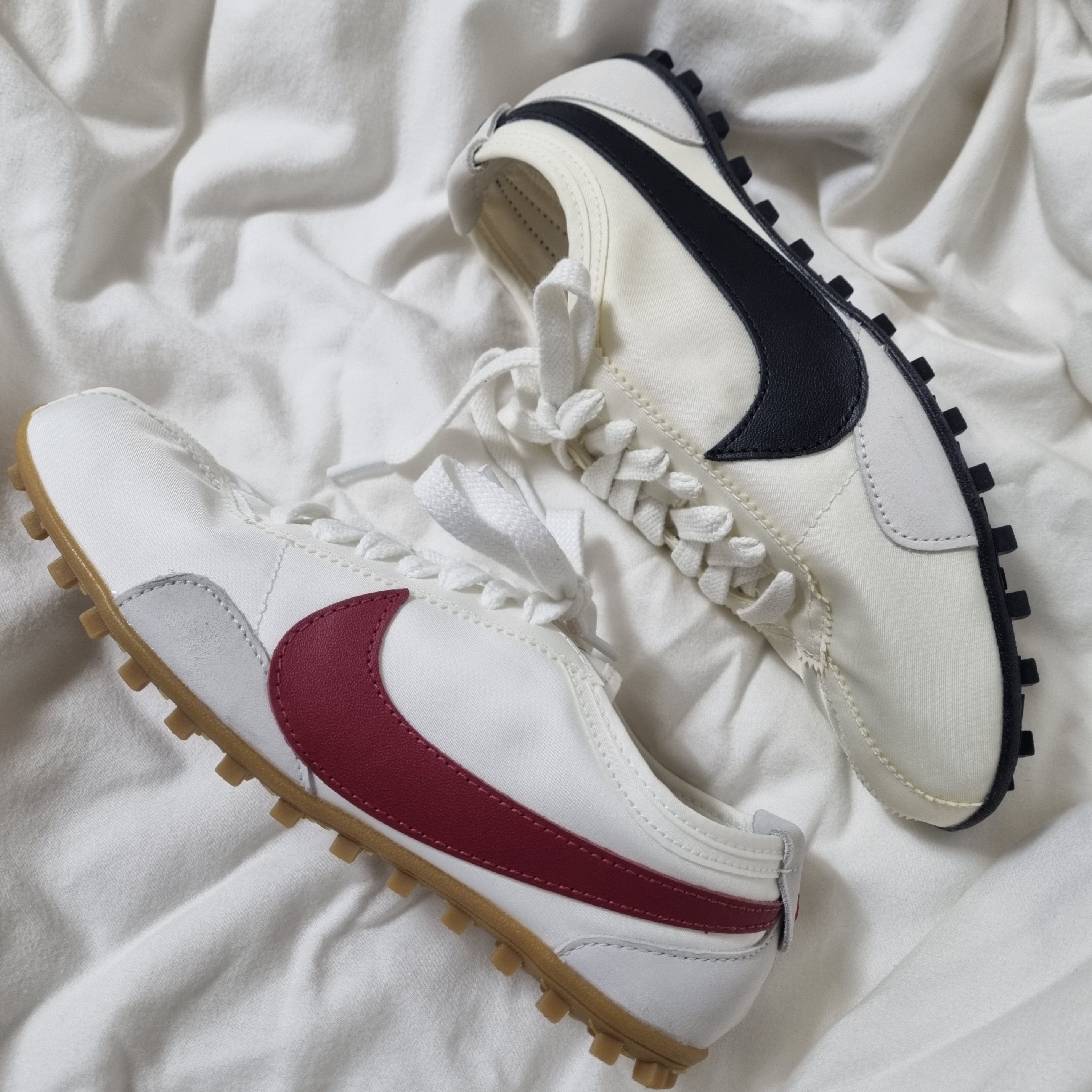 (W) Nike Moon Shoe Summit White Team Crimson, (W) Nike Moon Shoe Soft Pearl and Black 착용 스타일