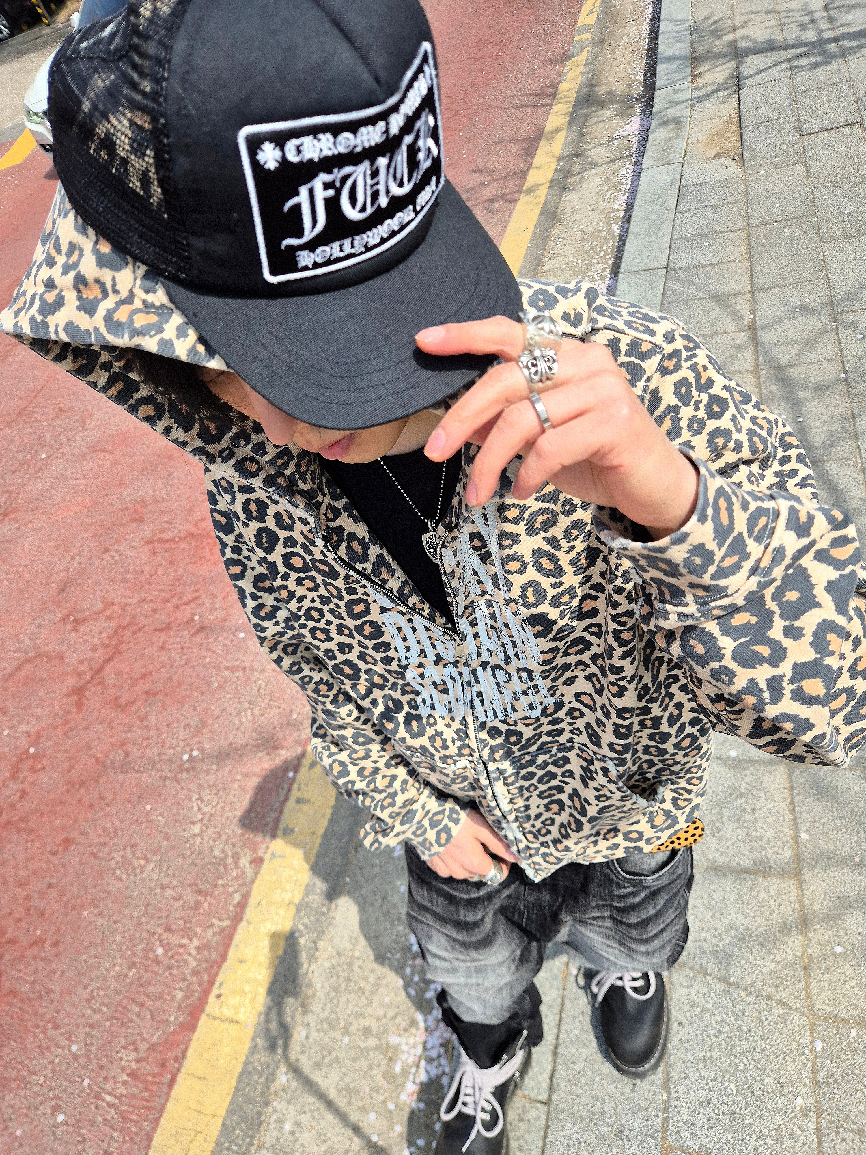 Chrome Hearts Fuck Hollywood Trucker Hat Black, Dr. Martens x Rick Owens Quad Sole Steel Toe Boots Black 착용 스타일 - 1