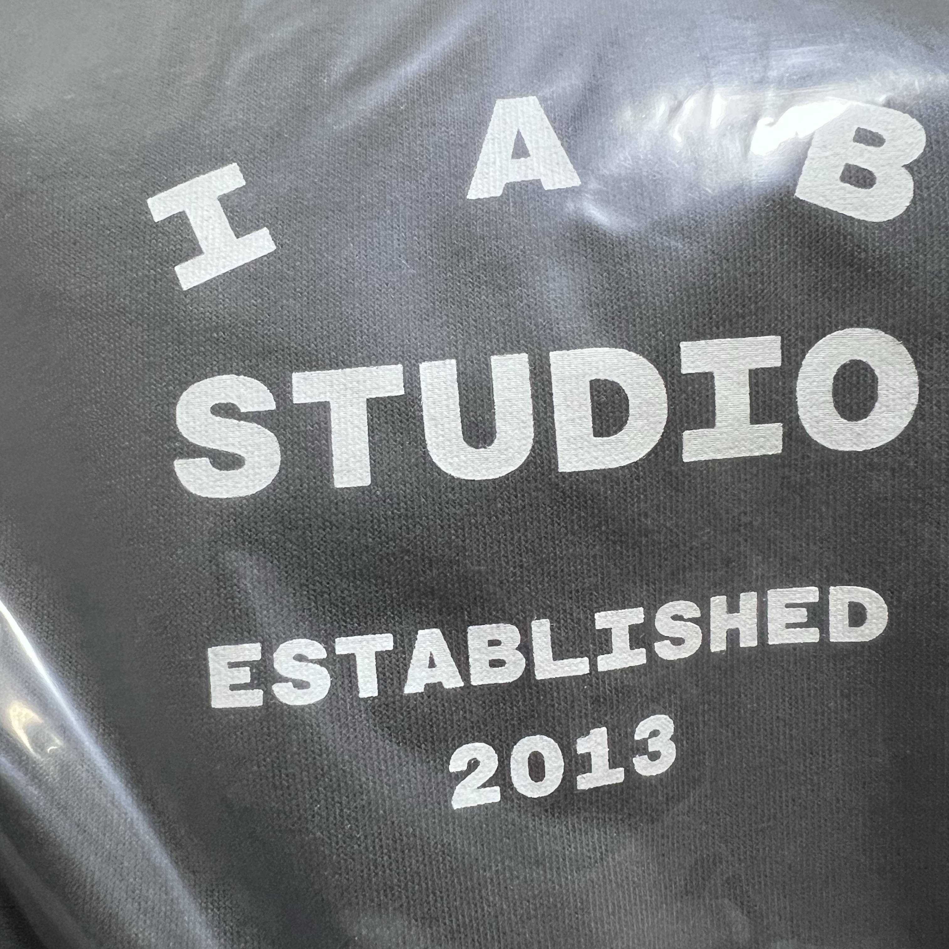 IAB Studio 26 IAB T-Shirt Charcoal White 착용 스타일