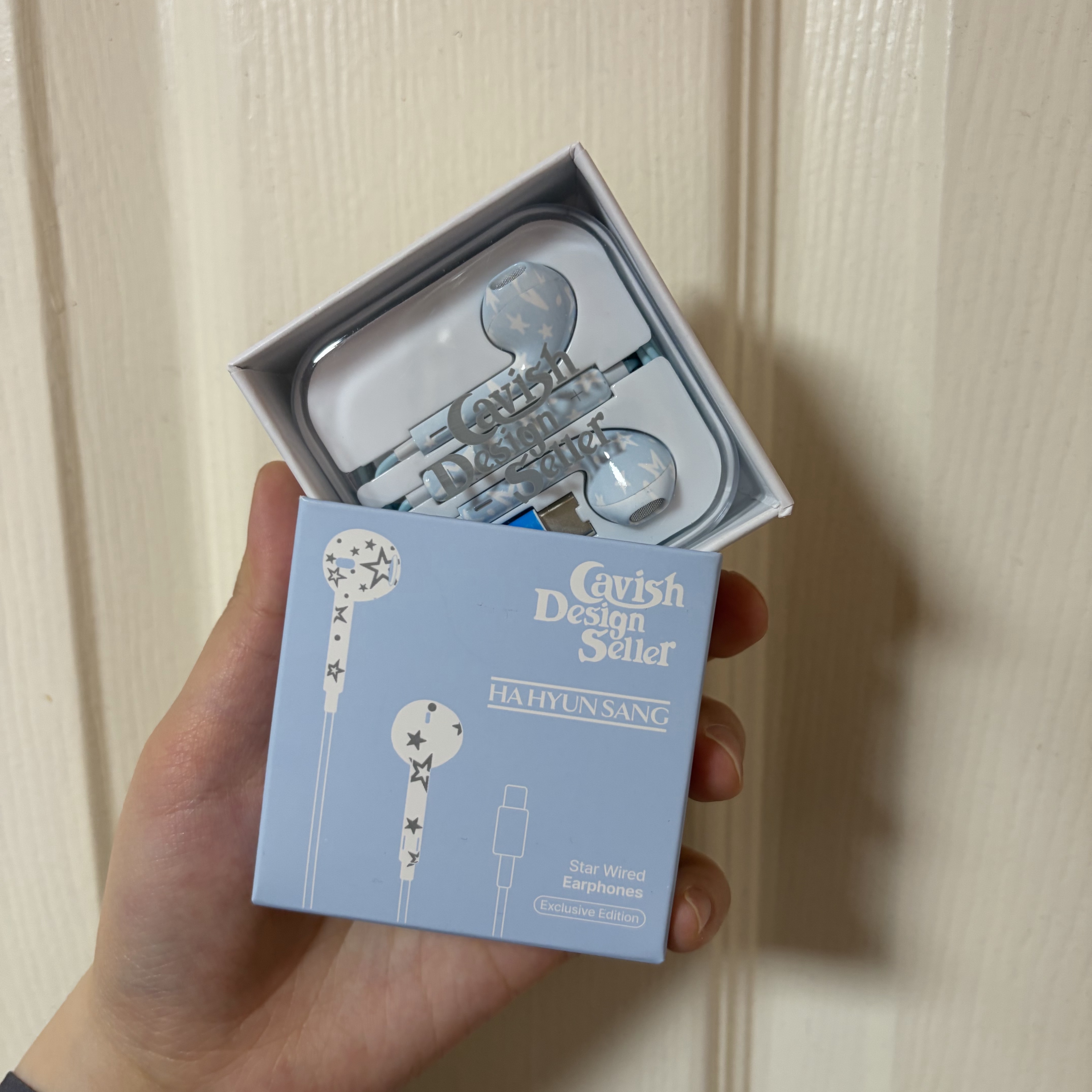 [KREAM 단독] CAVISH x Ha Hyun Sang Star Wired Earphones Blue (USB-C) 착용 스타일 - 2